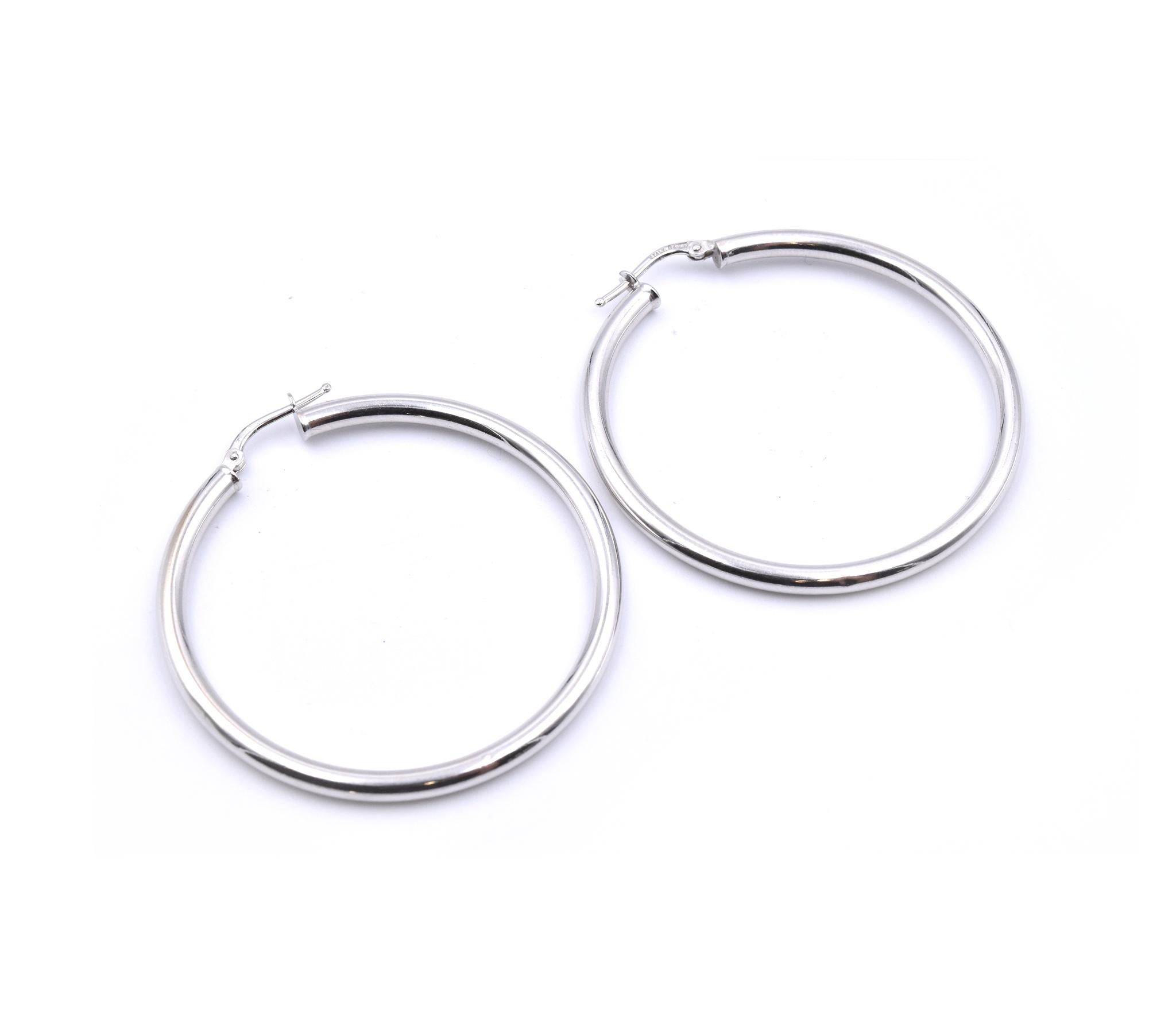 Designer: personalizzato
Materiale: Oro bianco 14k
Dimensioni: gli orecchini misurano 45 mm di diametro
Chiusure: chiusura a scatto
Peso: 4,98 grammi
