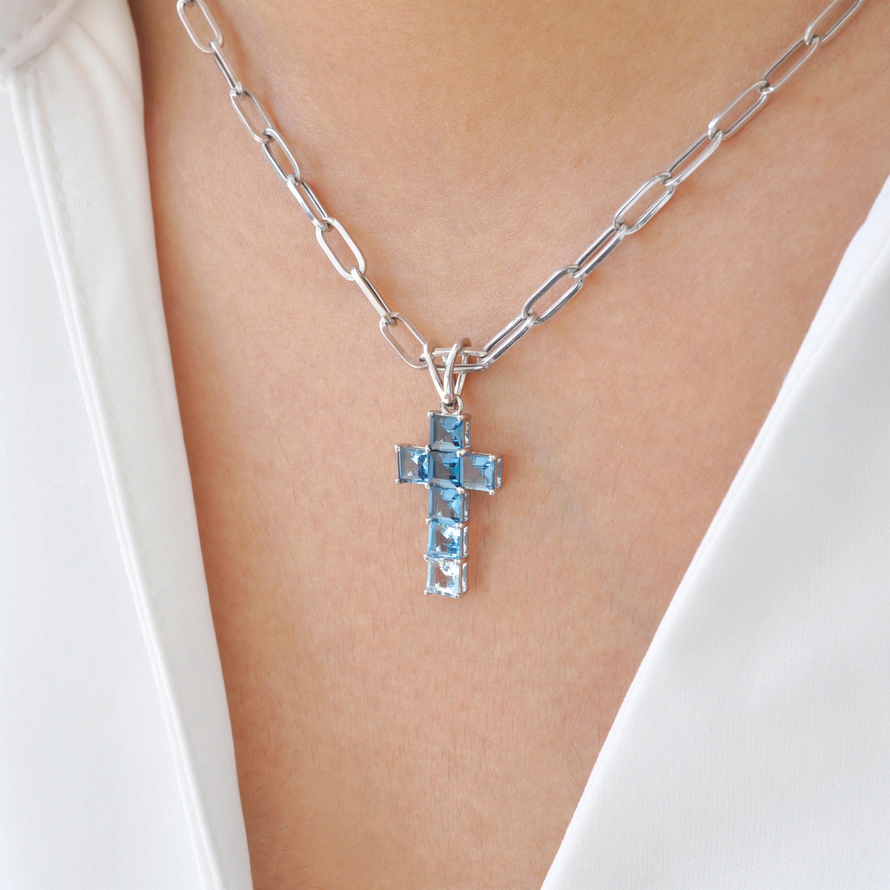 Pendentif croix en or blanc 14 carats avec topaze bleue carrée de 4 mm sertie à la griffe en vente 7