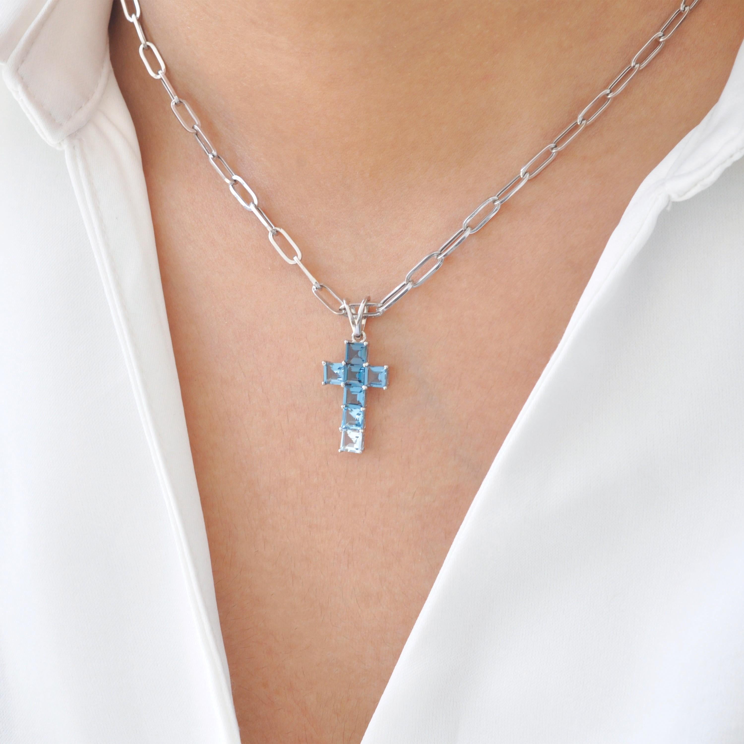 Pendentif croix en or blanc 14 carats avec topaze bleue carrée de 4 mm sertie à la griffe en vente 8