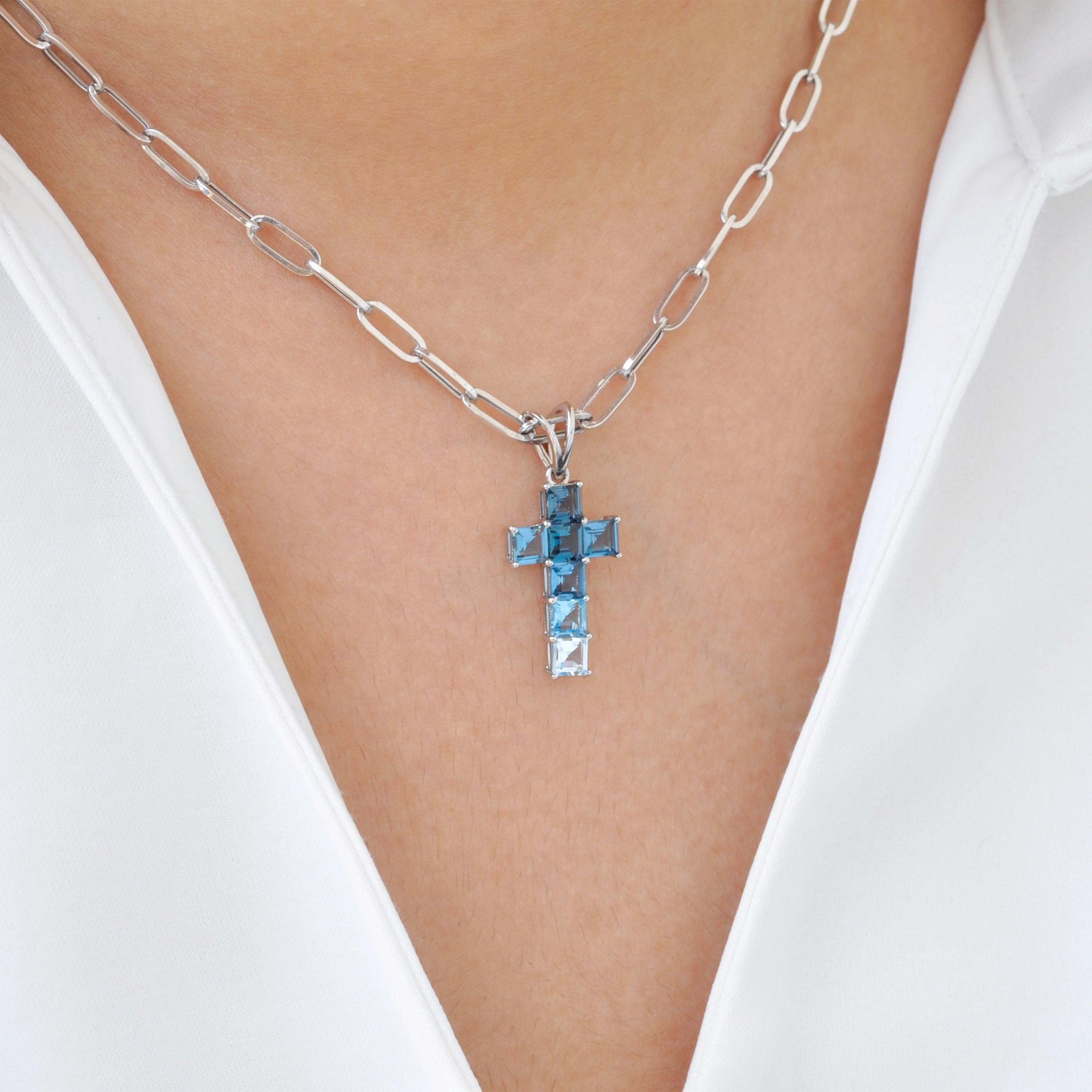 Contemporain Pendentif croix en or blanc 14 carats avec topaze bleue carrée de 4 mm sertie à la griffe en vente