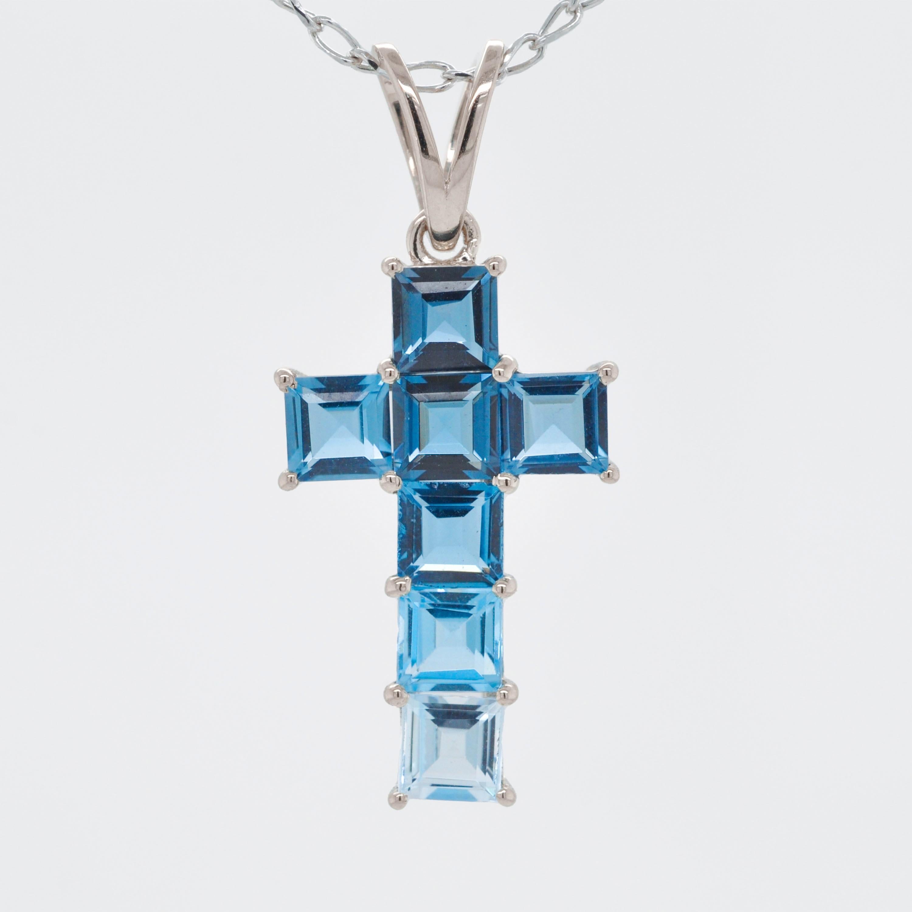 Pendentif croix en or blanc 14 carats avec topaze bleue carrée de 4 mm sertie à la griffe Neuf - En vente à Jaipur, Rajasthan