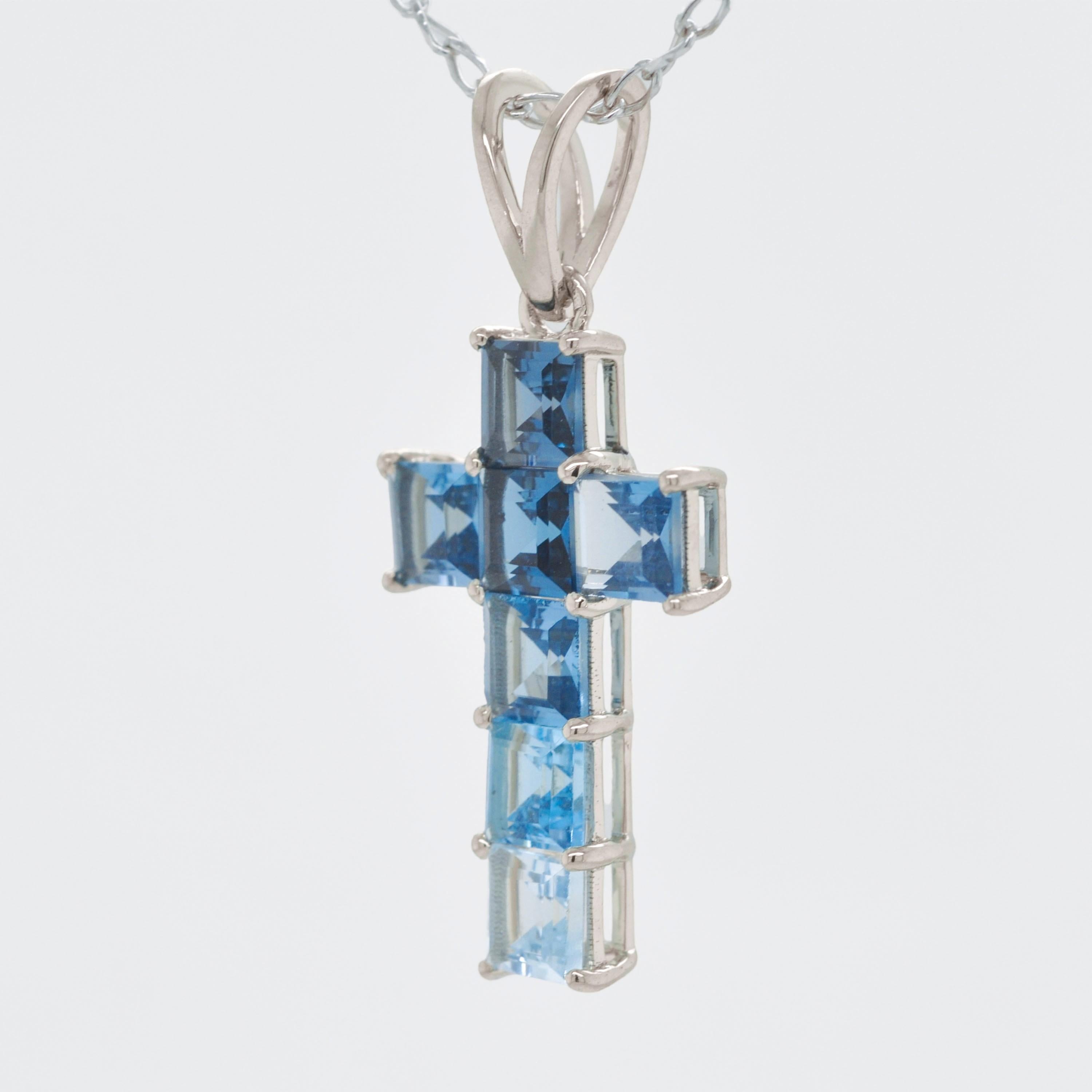 Pendentif croix en or blanc 14 carats avec topaze bleue carrée de 4 mm sertie à la griffe Unisexe en vente