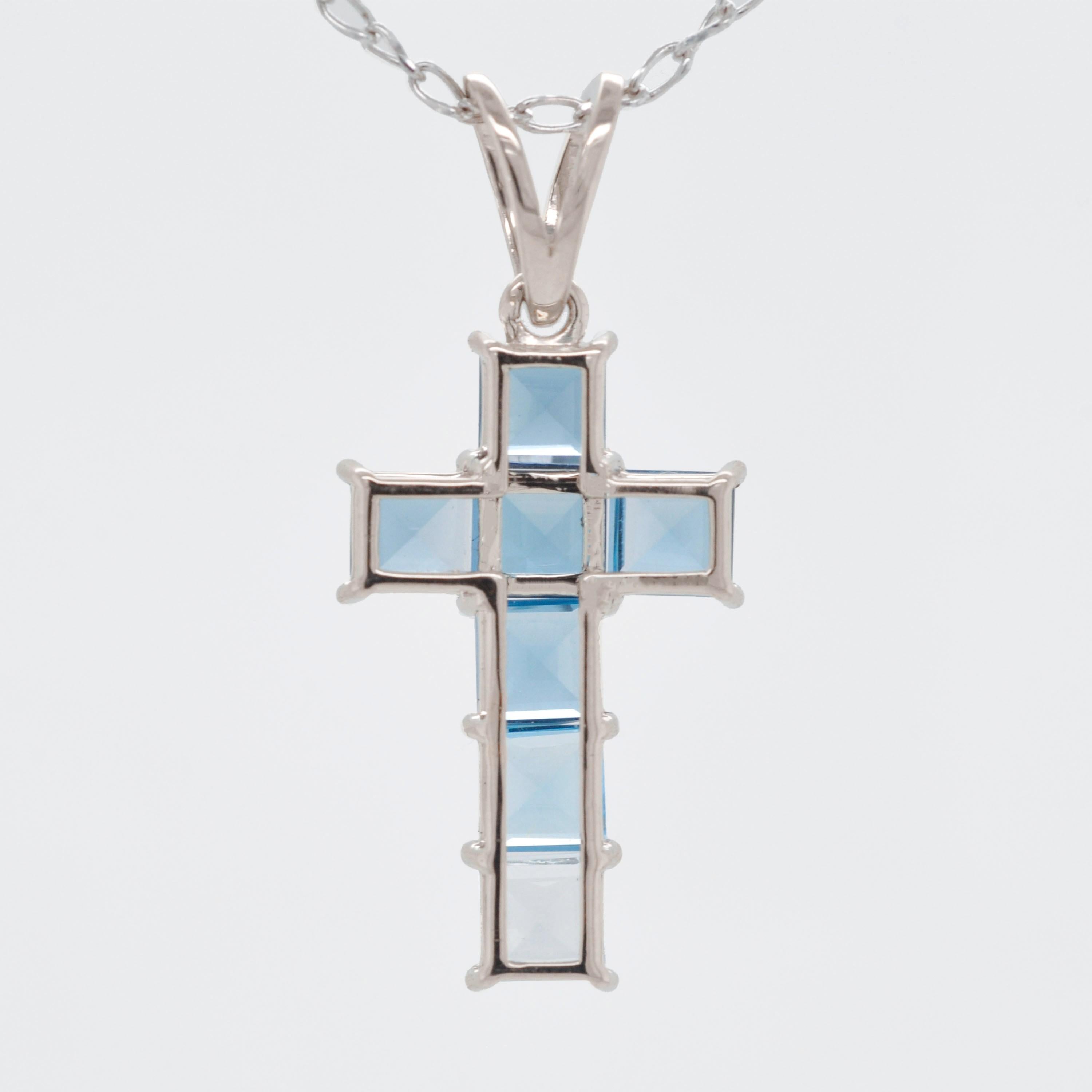 Pendentif croix en or blanc 14 carats avec topaze bleue carrée de 4 mm sertie à la griffe en vente 1