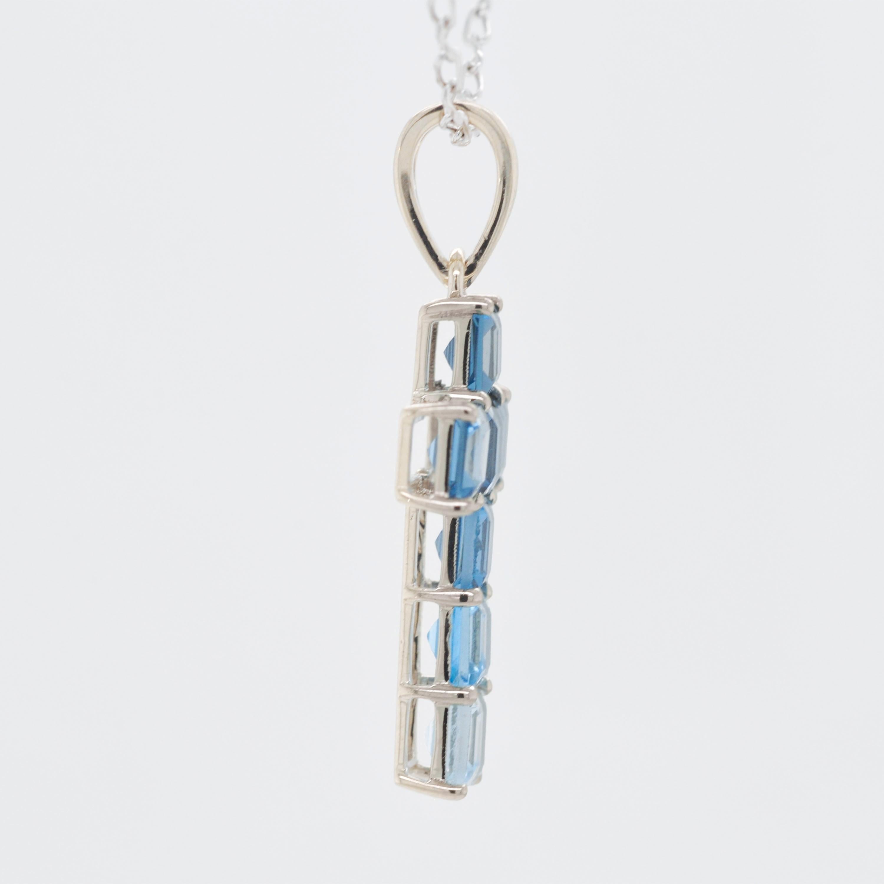 Pendentif croix en or blanc 14 carats avec topaze bleue carrée de 4 mm sertie à la griffe en vente 2