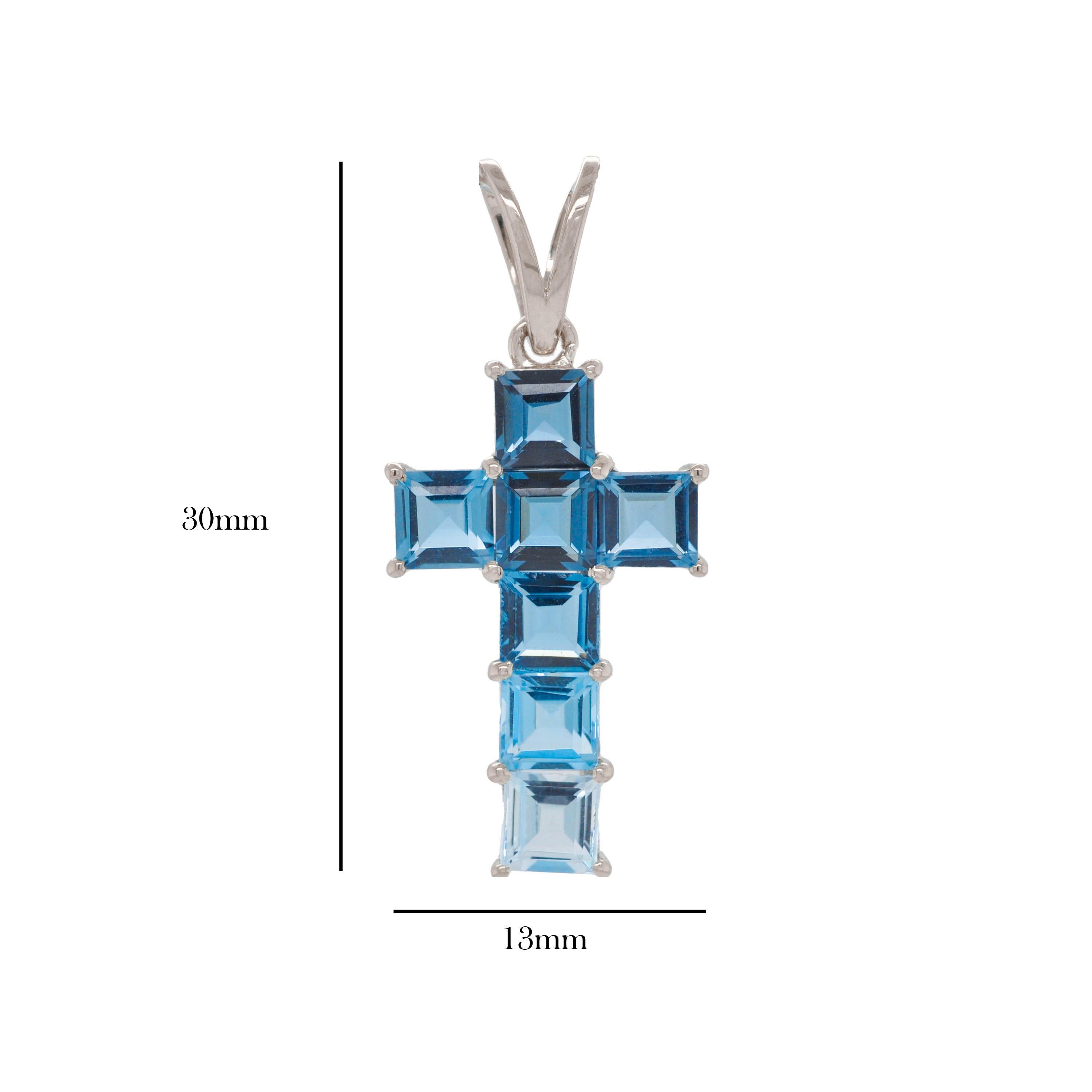 Pendentif croix en or blanc 14 carats avec topaze bleue carrée de 4 mm sertie à la griffe en vente 3
