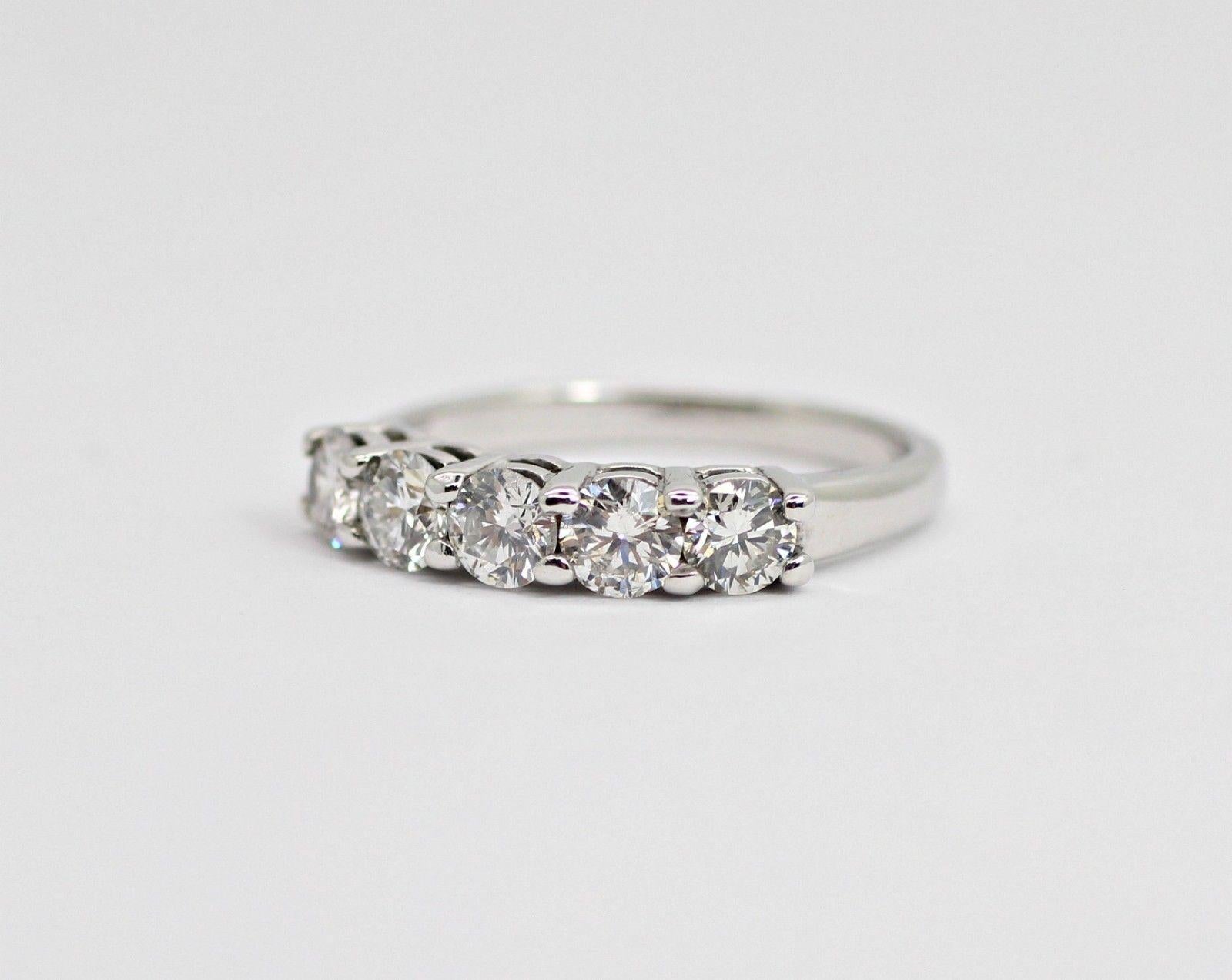Women's or Men's 14 Karat White Gold 5 Diamond Wedding Ring with 1.25 Carat For Sale