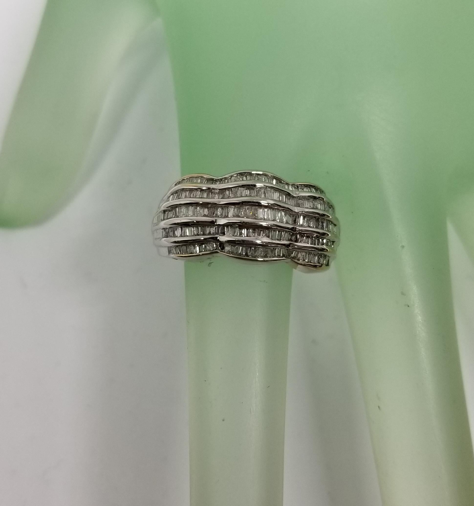 Donna Anello in oro bianco 14 carati con 5 file di diamanti Baguette incastonati a canale in vendita