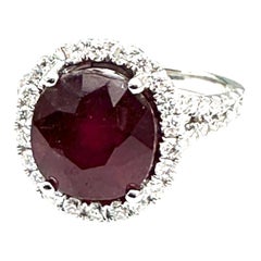 Bague solitaire en or blanc 14 carats à halo de rubis rouge et de diamants