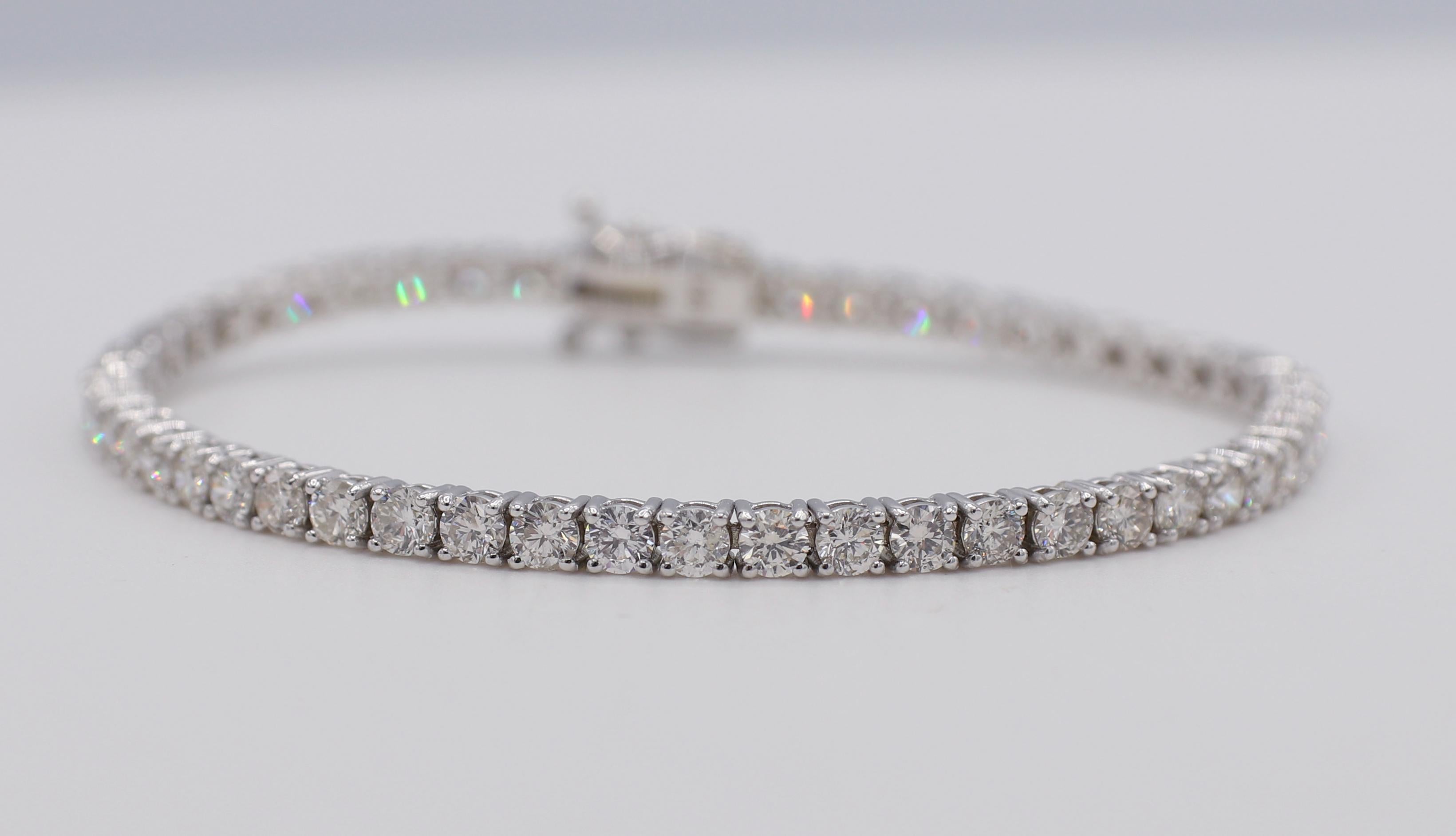 Bracelet tennis en or blanc 14 carats avec diamants naturels ronds de 5,65 carats 
Métal : or blanc 14 carats
Poids : 10,23 grammes
Diamants : 5,65 CTW I-J SI diamants naturels
Longueur : 7 pouces
Largeur : 3 mm
