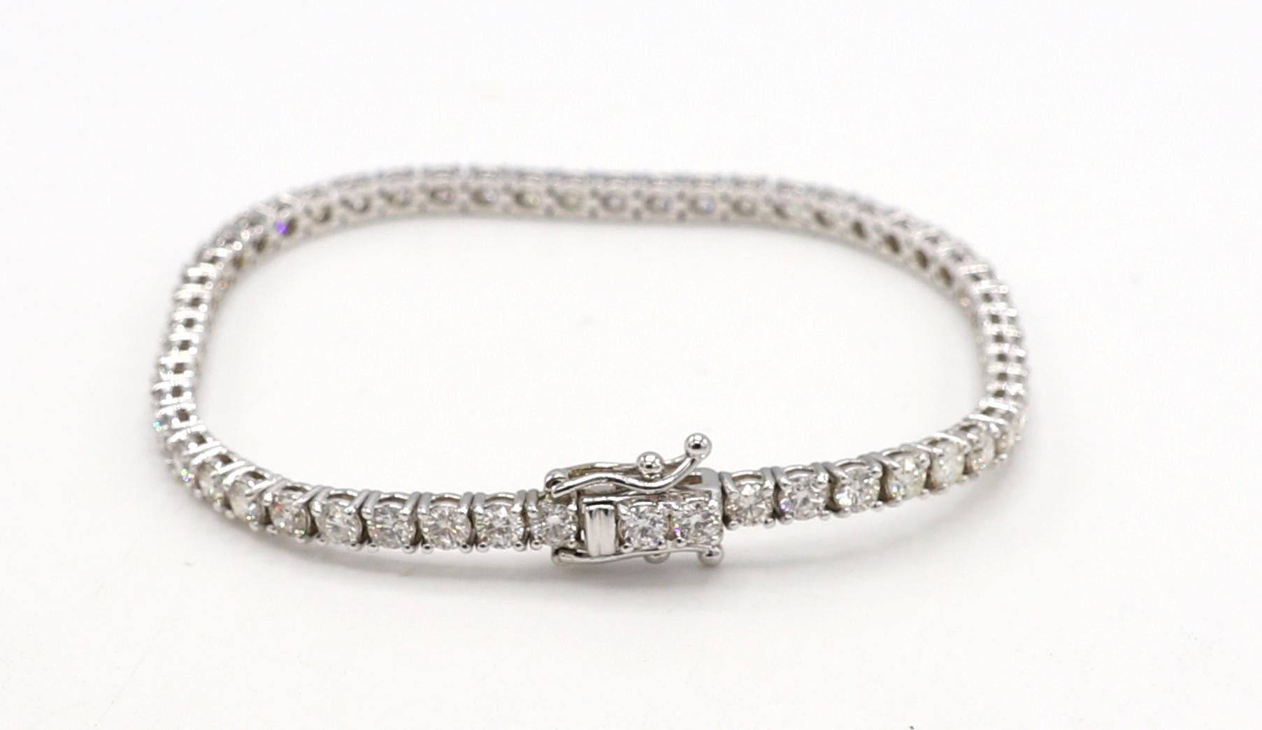 Moderne Bracelet tennis en or blanc 14 carats avec diamants naturels ronds de 5,65 carats en vente