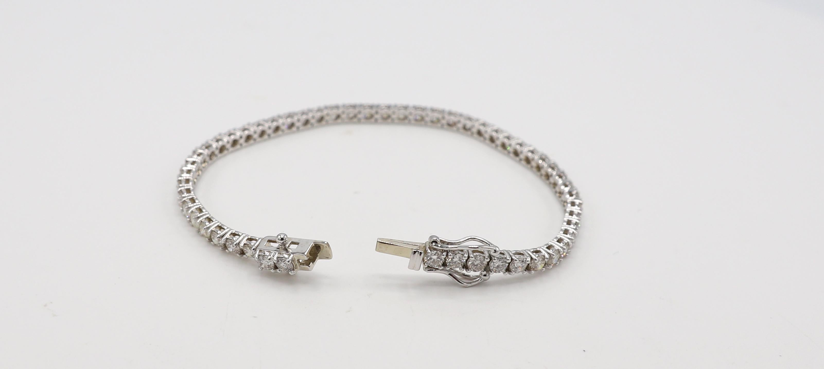 Taille ronde Bracelet tennis en or blanc 14 carats avec diamants naturels ronds de 5,65 carats en vente