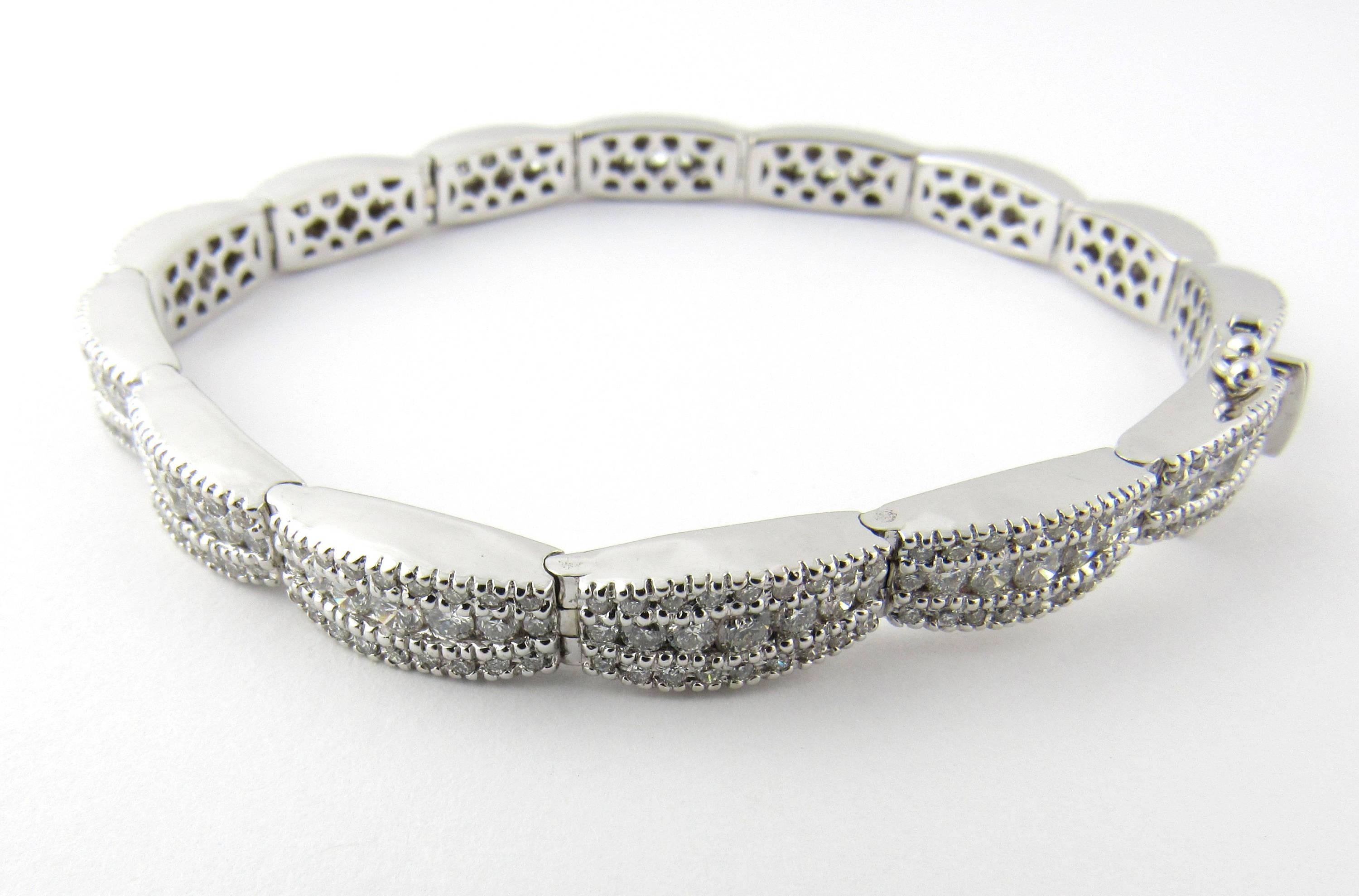 xiv karats white gold and diamond link bracelet