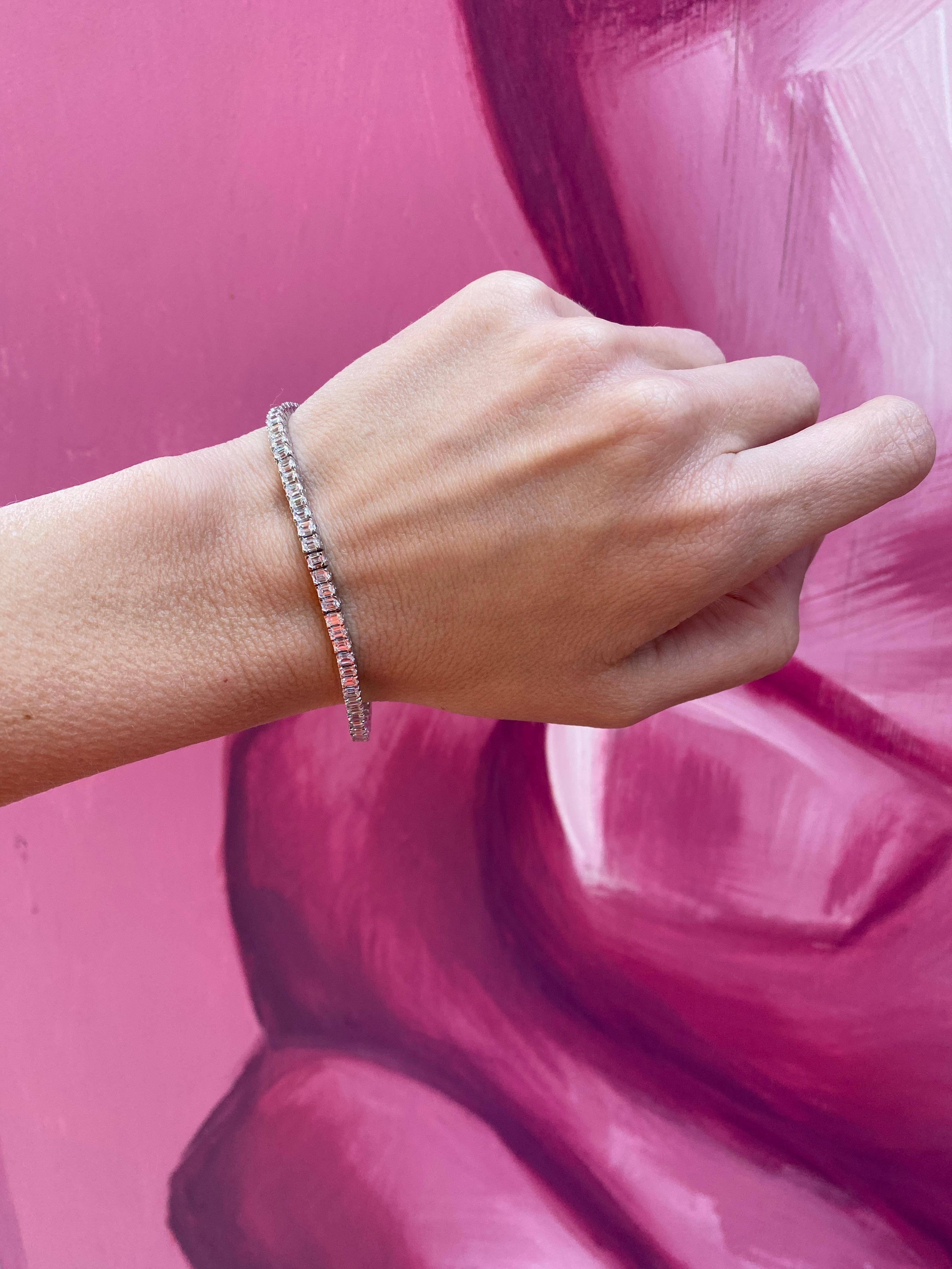 Bracelet tennis en or blanc 14 carats avec diamants taille émeraude d'un poids total de 6,00 carats en vente 5