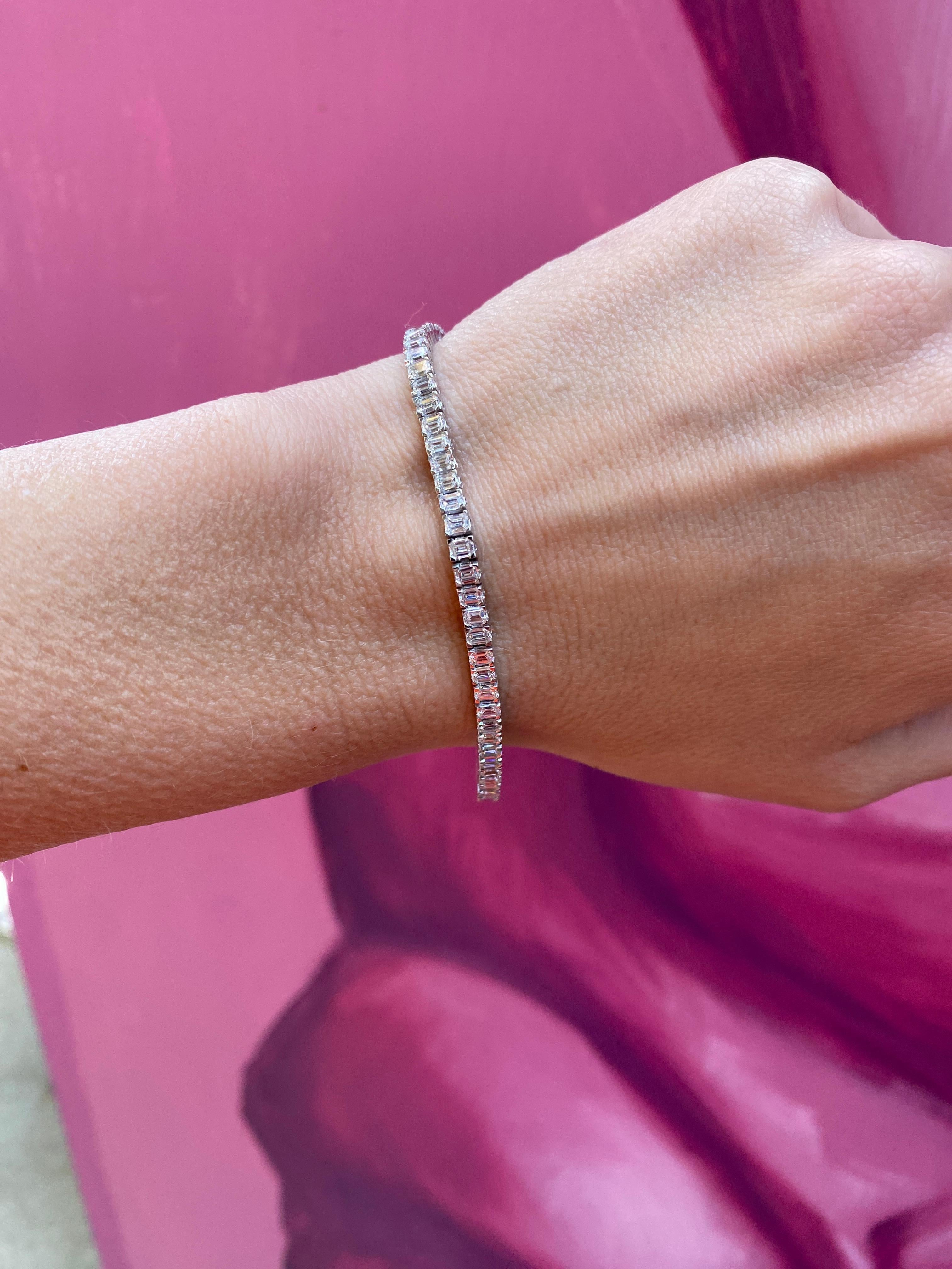 Bracelet tennis en or blanc 14 carats avec diamants taille émeraude d'un poids total de 6,00 carats en vente 6