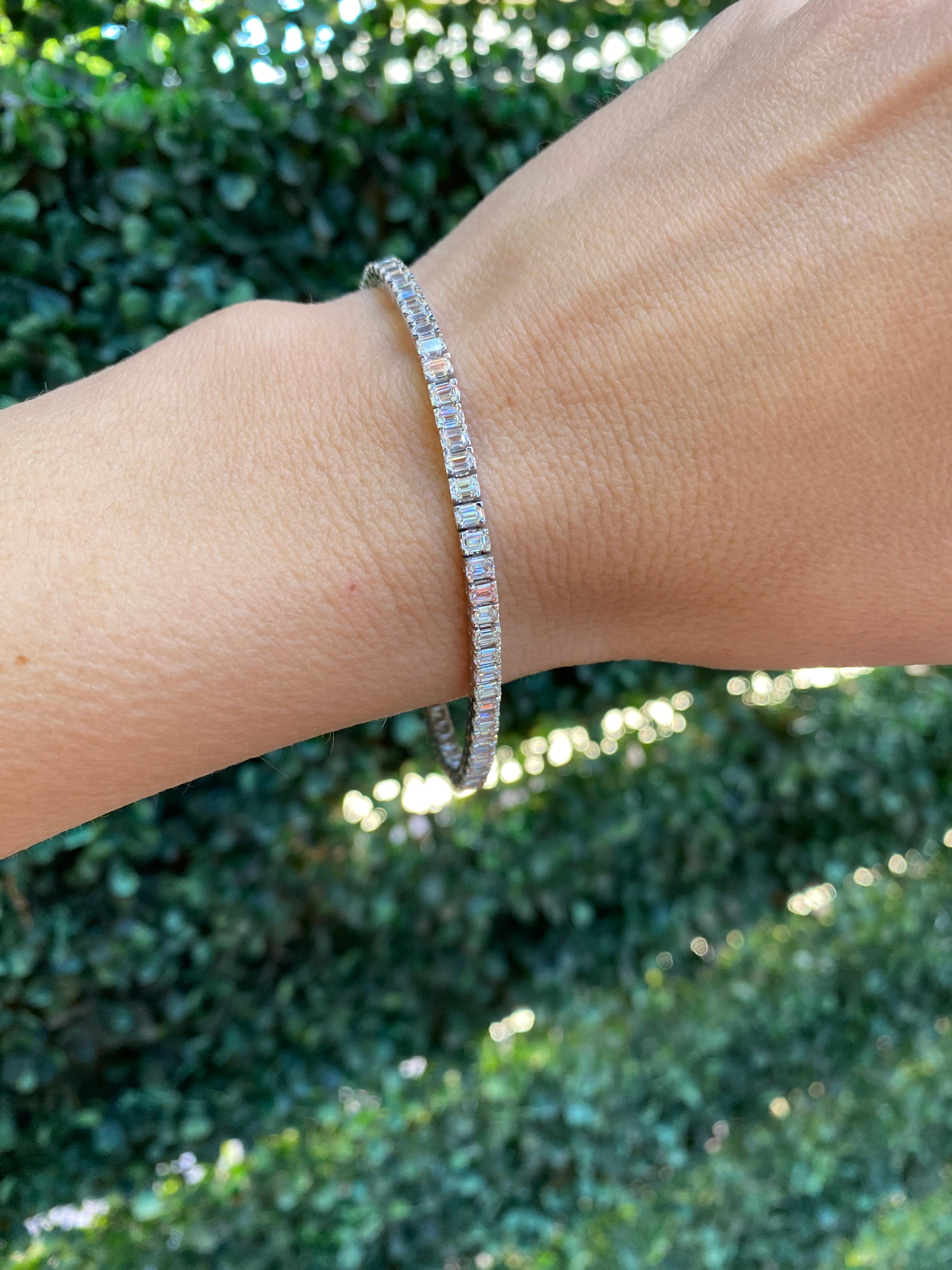 Bracelet tennis en or blanc 14 carats avec diamants taille émeraude d'un poids total de 6,00 carats en vente 7