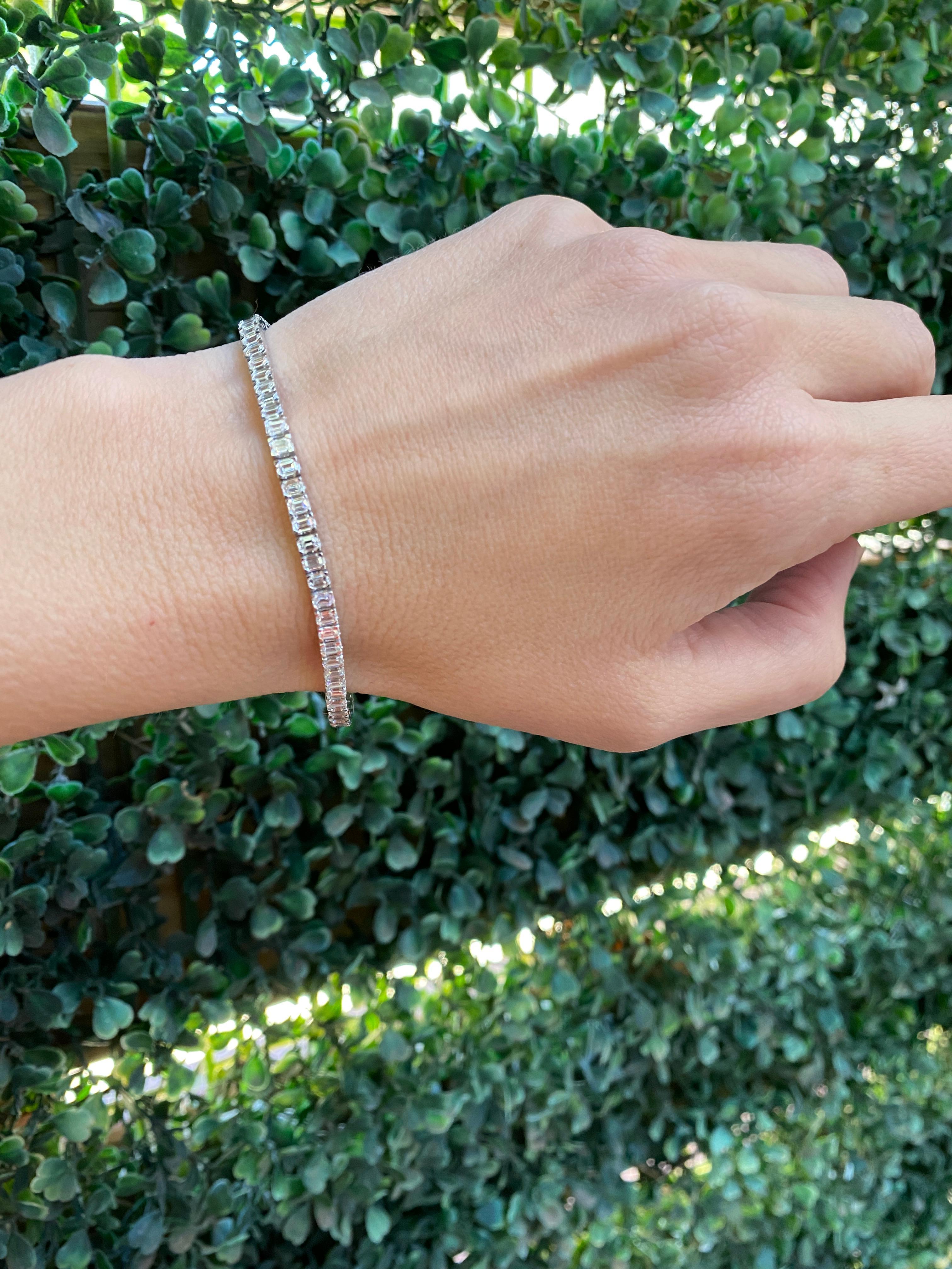 Bracelet tennis en or blanc 14 carats avec diamants taille émeraude d'un poids total de 6,00 carats en vente 8