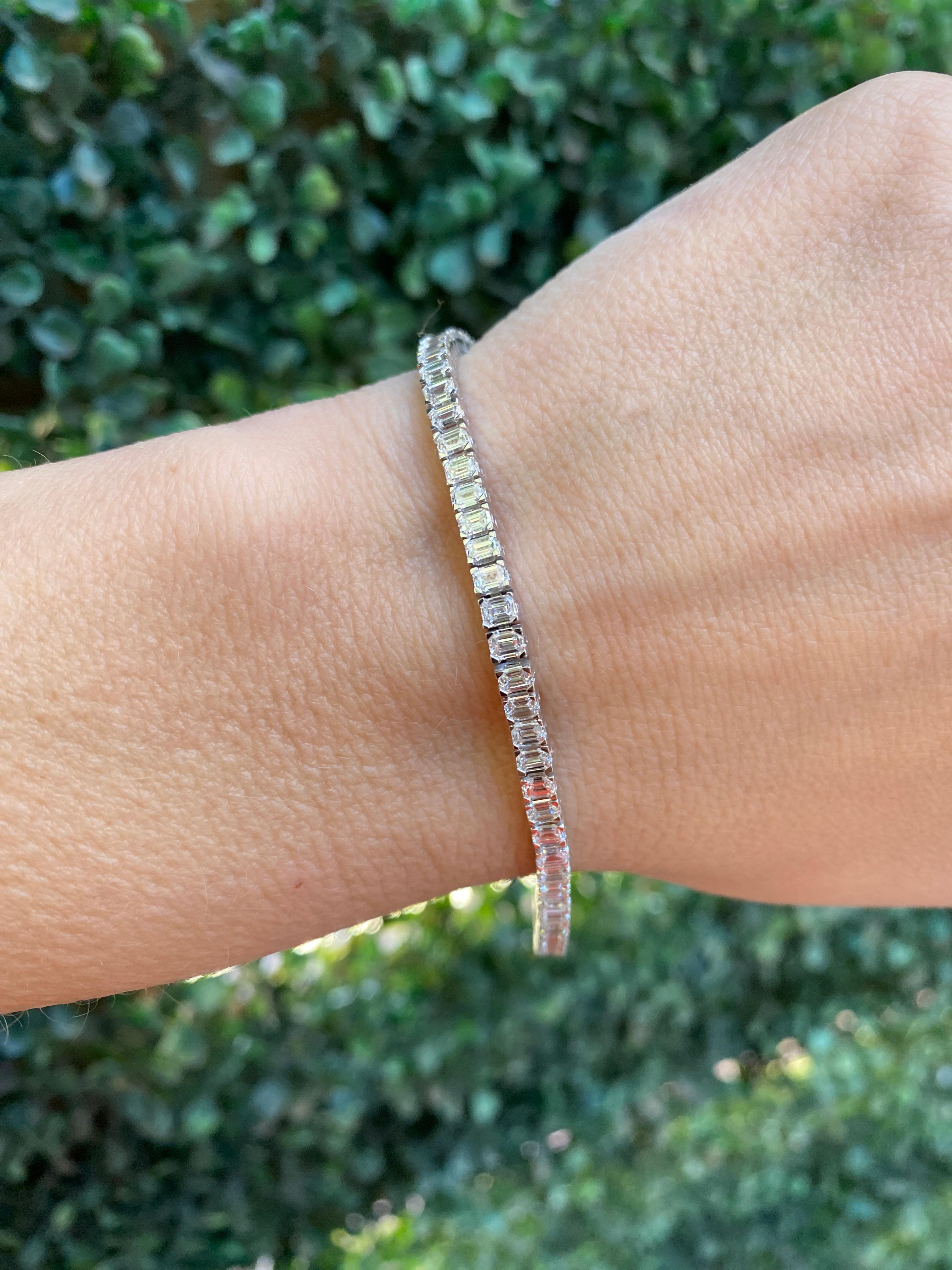 Bracelet tennis en or blanc 14 carats avec diamants taille émeraude d'un poids total de 6,00 carats en vente 9