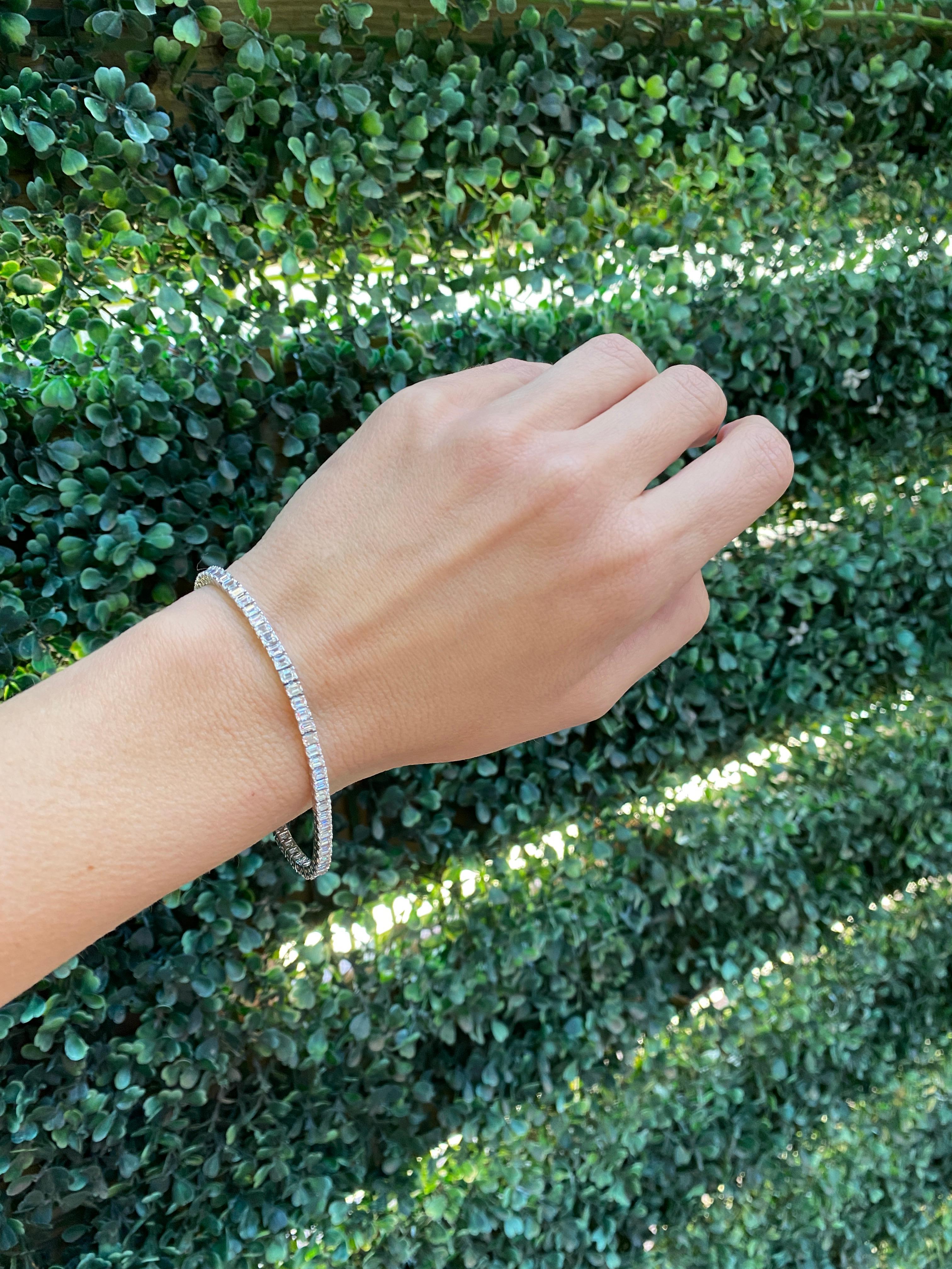 Bracelet tennis en or blanc 14 carats avec diamants taille émeraude d'un poids total de 6,00 carats en vente 10
