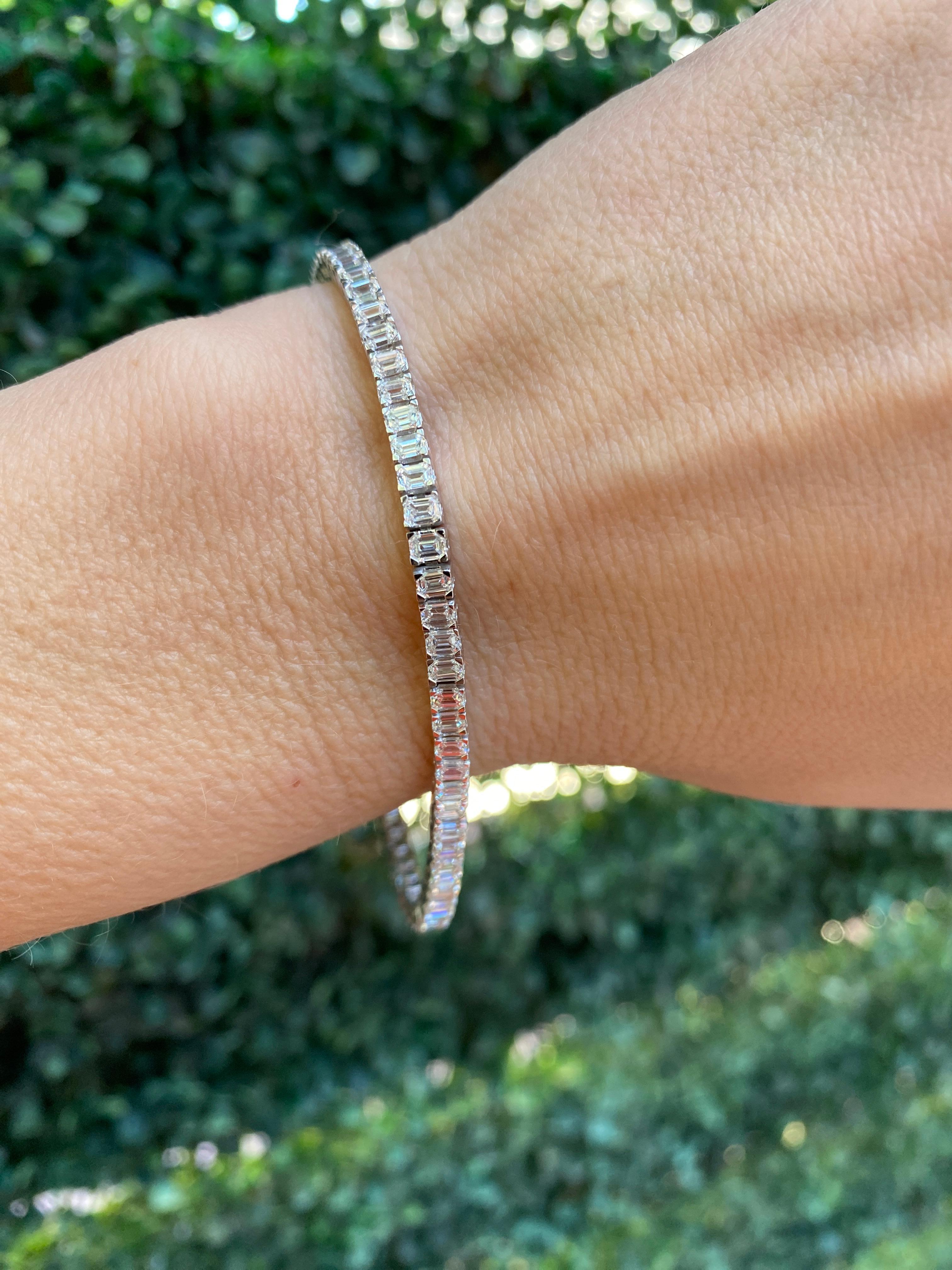 Bracelet tennis en or blanc 14 carats avec diamants taille émeraude d'un poids total de 6,00 carats en vente 11
