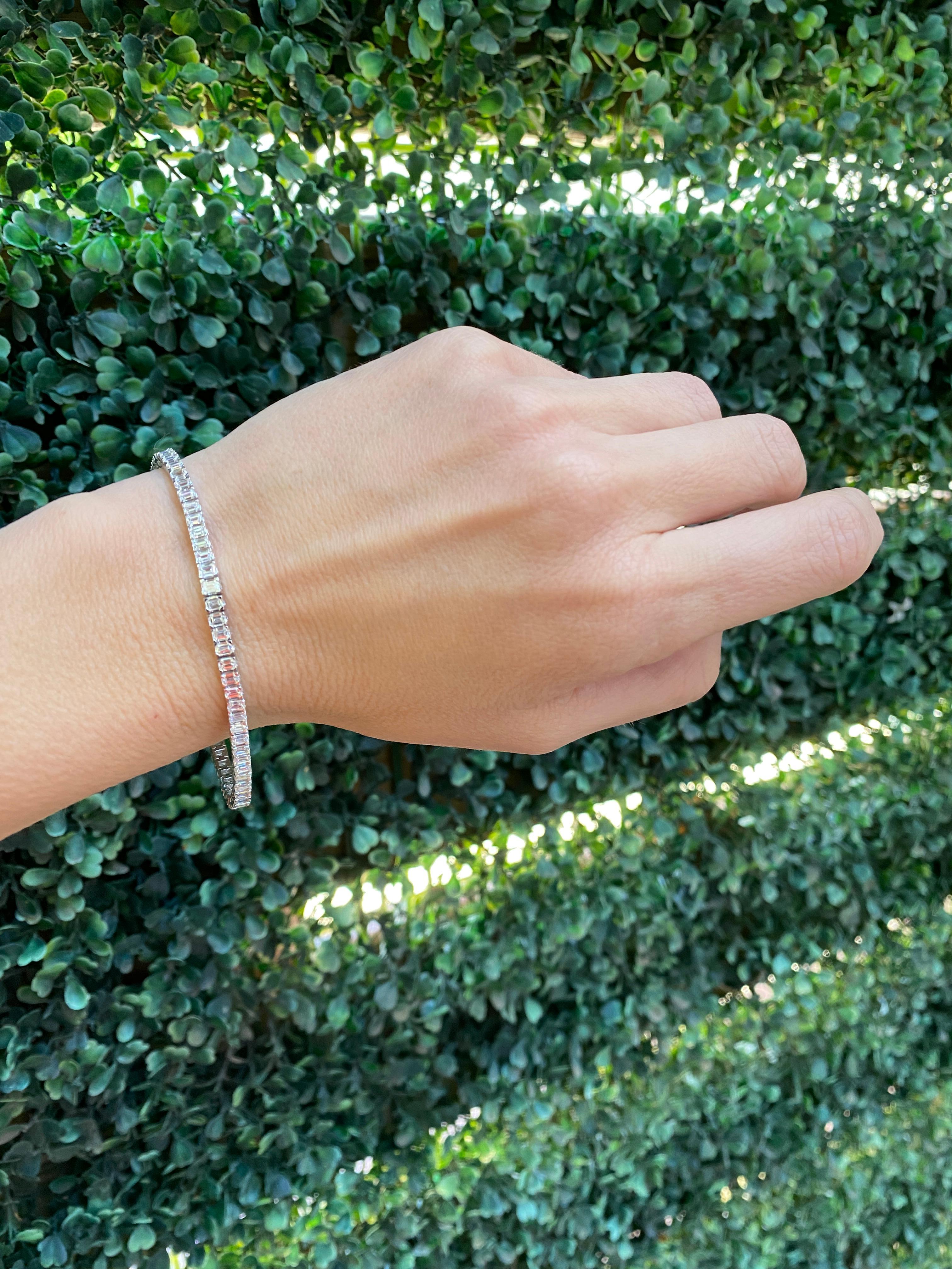 Bracelet tennis en or blanc 14 carats avec diamants taille émeraude d'un poids total de 6,00 carats en vente 12