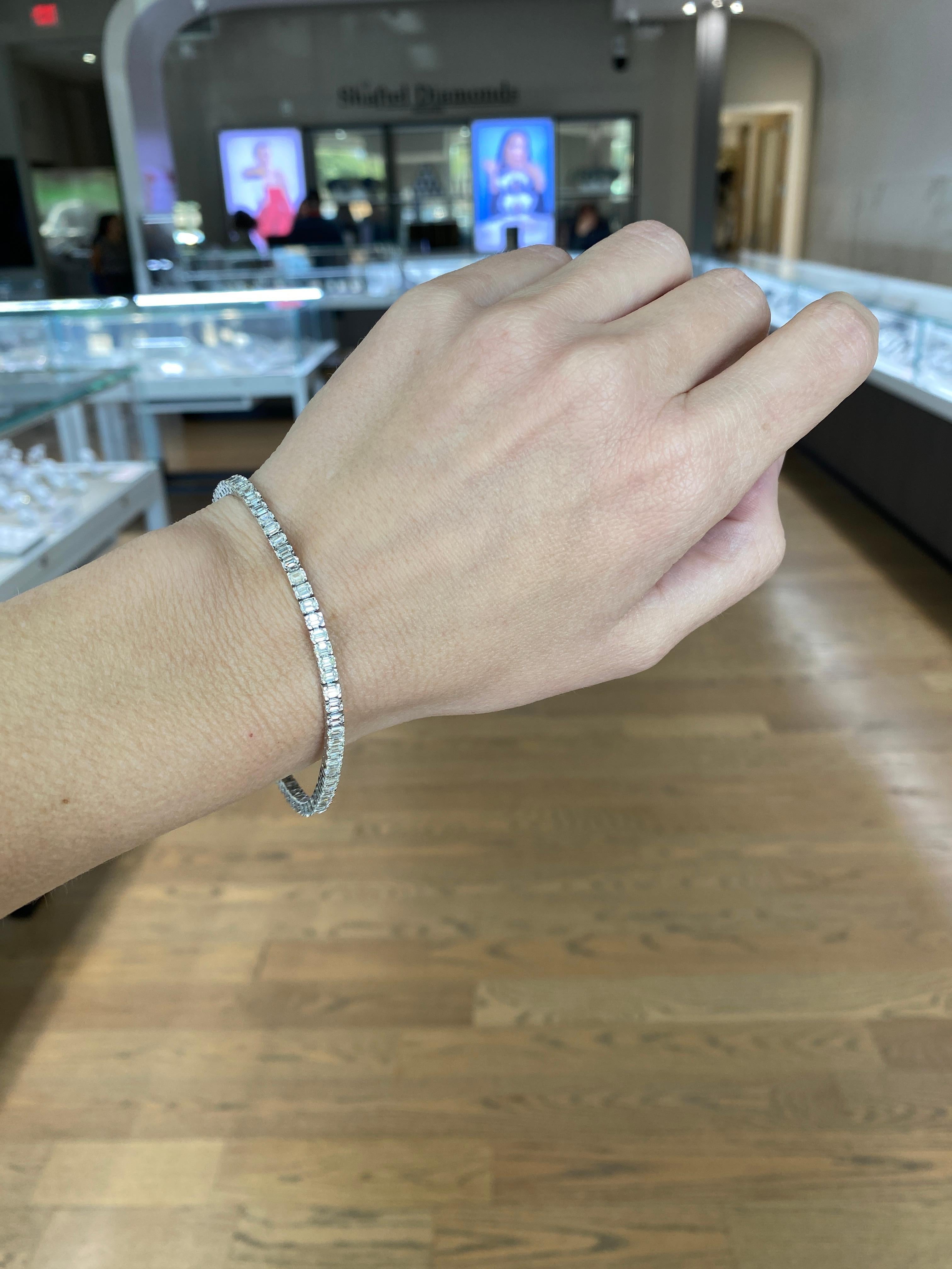 Taille émeraude Bracelet tennis en or blanc 14 carats avec diamants taille émeraude d'un poids total de 6,00 carats en vente