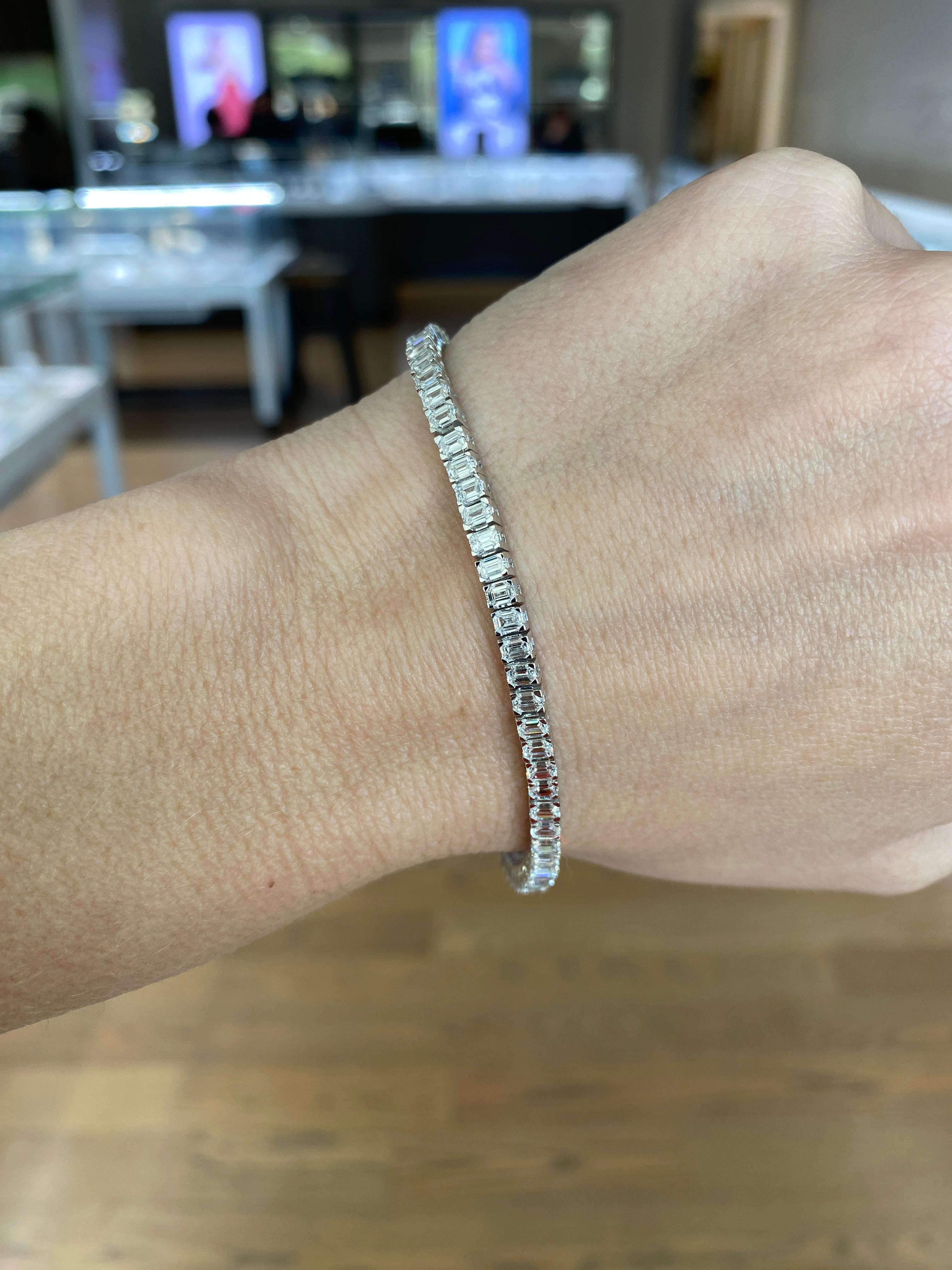 Bracelet tennis en or blanc 14 carats avec diamants taille émeraude d'un poids total de 6,00 carats Neuf - En vente à Houston, TX