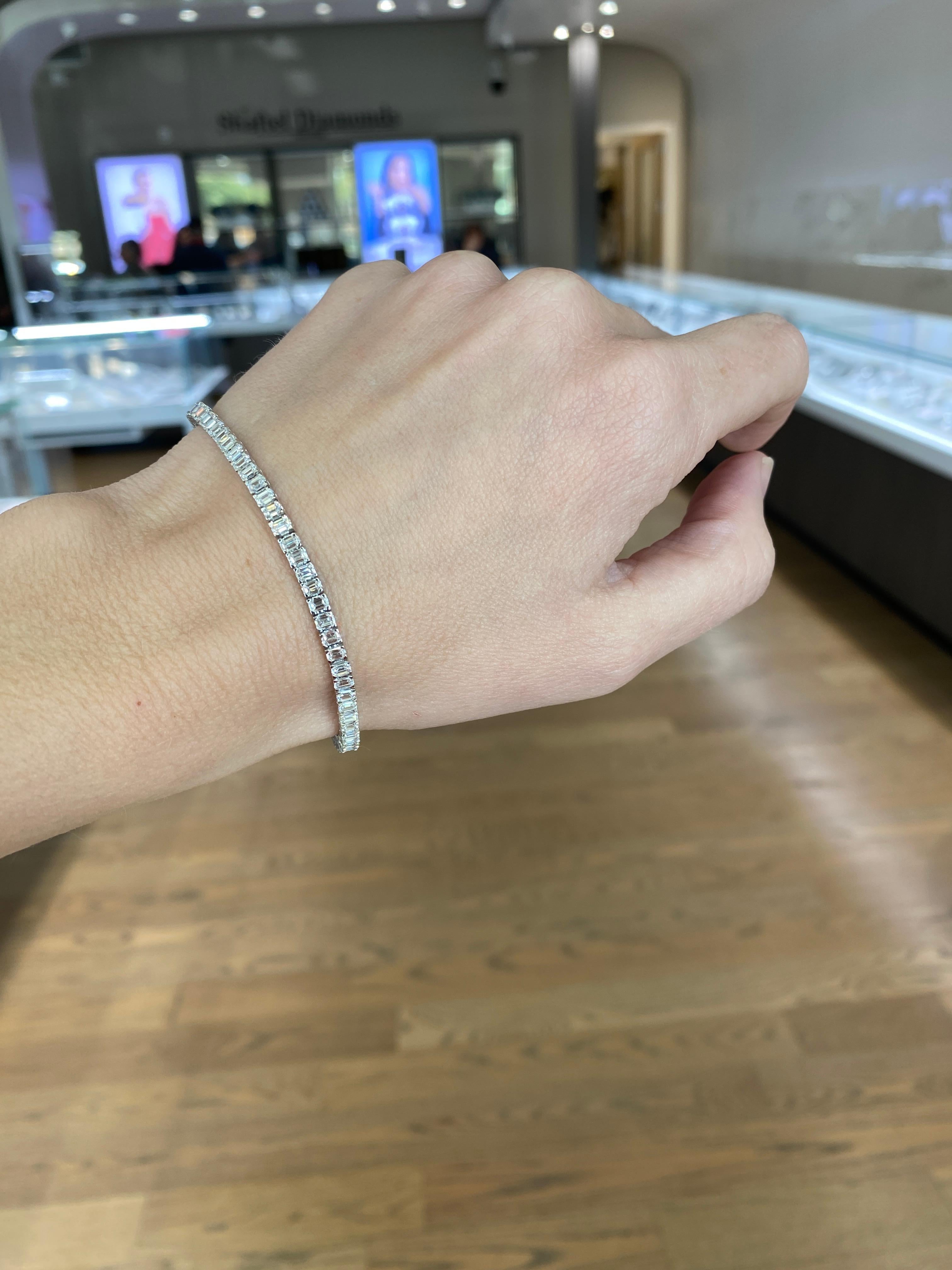 Bracelet tennis en or blanc 14 carats avec diamants taille émeraude d'un poids total de 6,00 carats Unisexe en vente