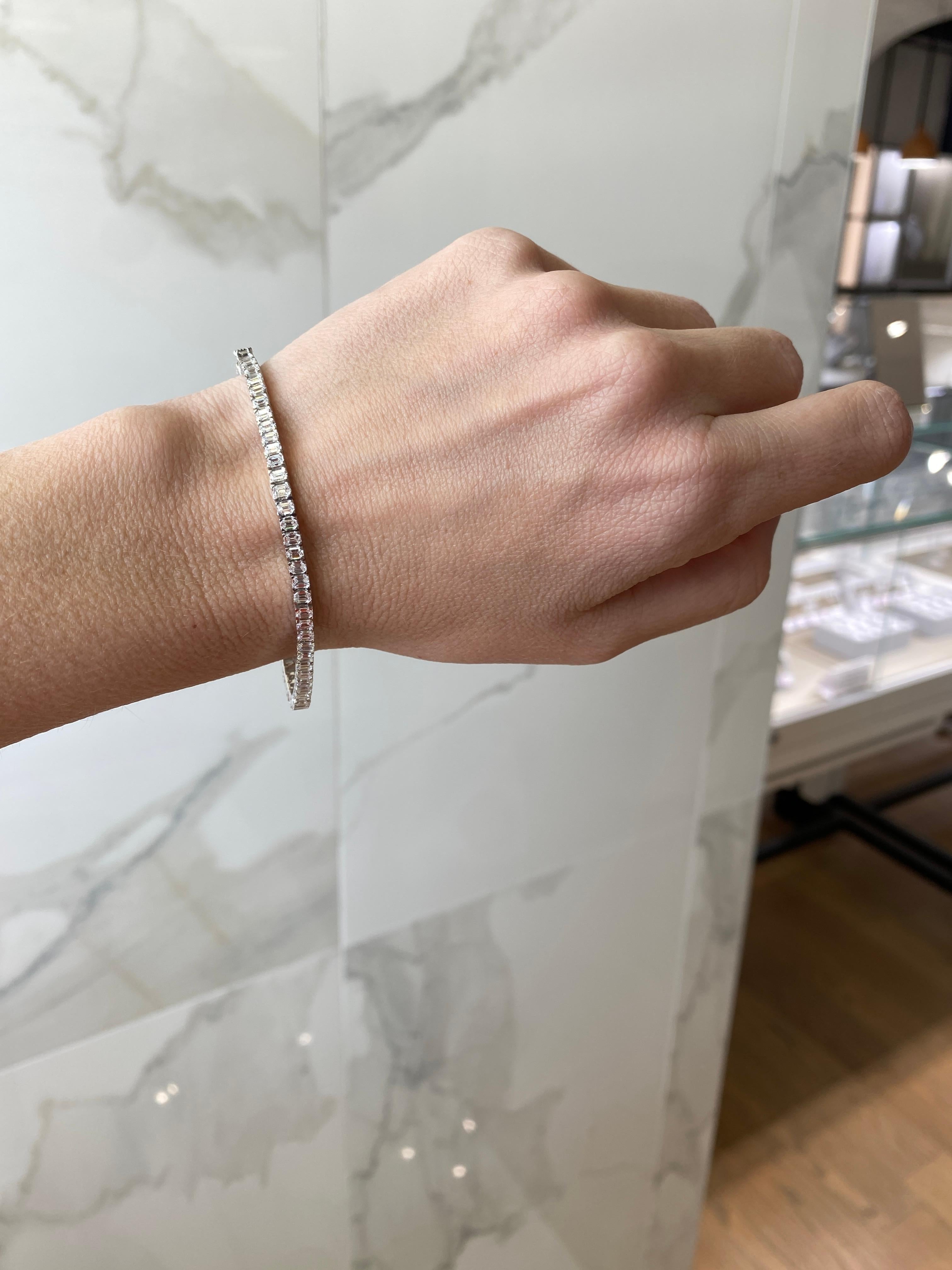 Bracelet tennis en or blanc 14 carats avec diamants taille émeraude d'un poids total de 6,00 carats en vente 1