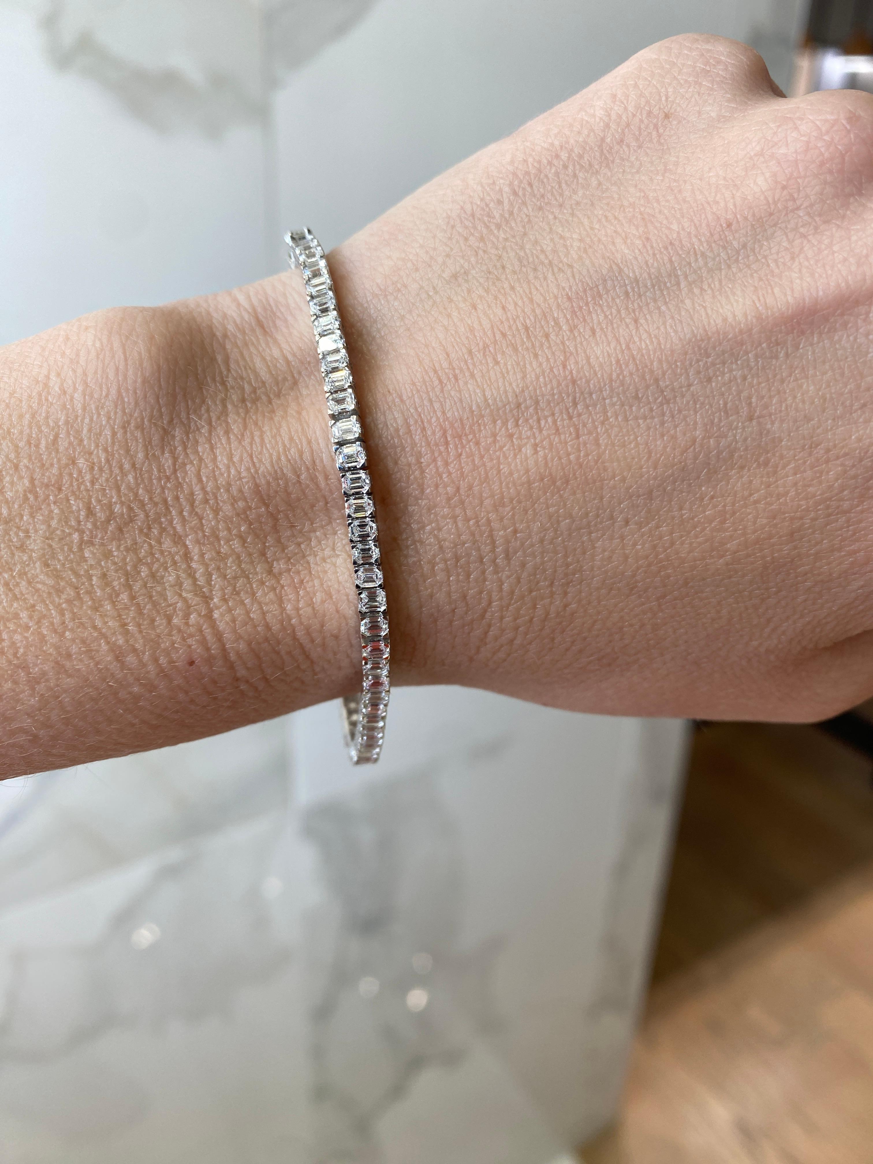 Bracelet tennis en or blanc 14 carats avec diamants taille émeraude d'un poids total de 6,00 carats en vente 2