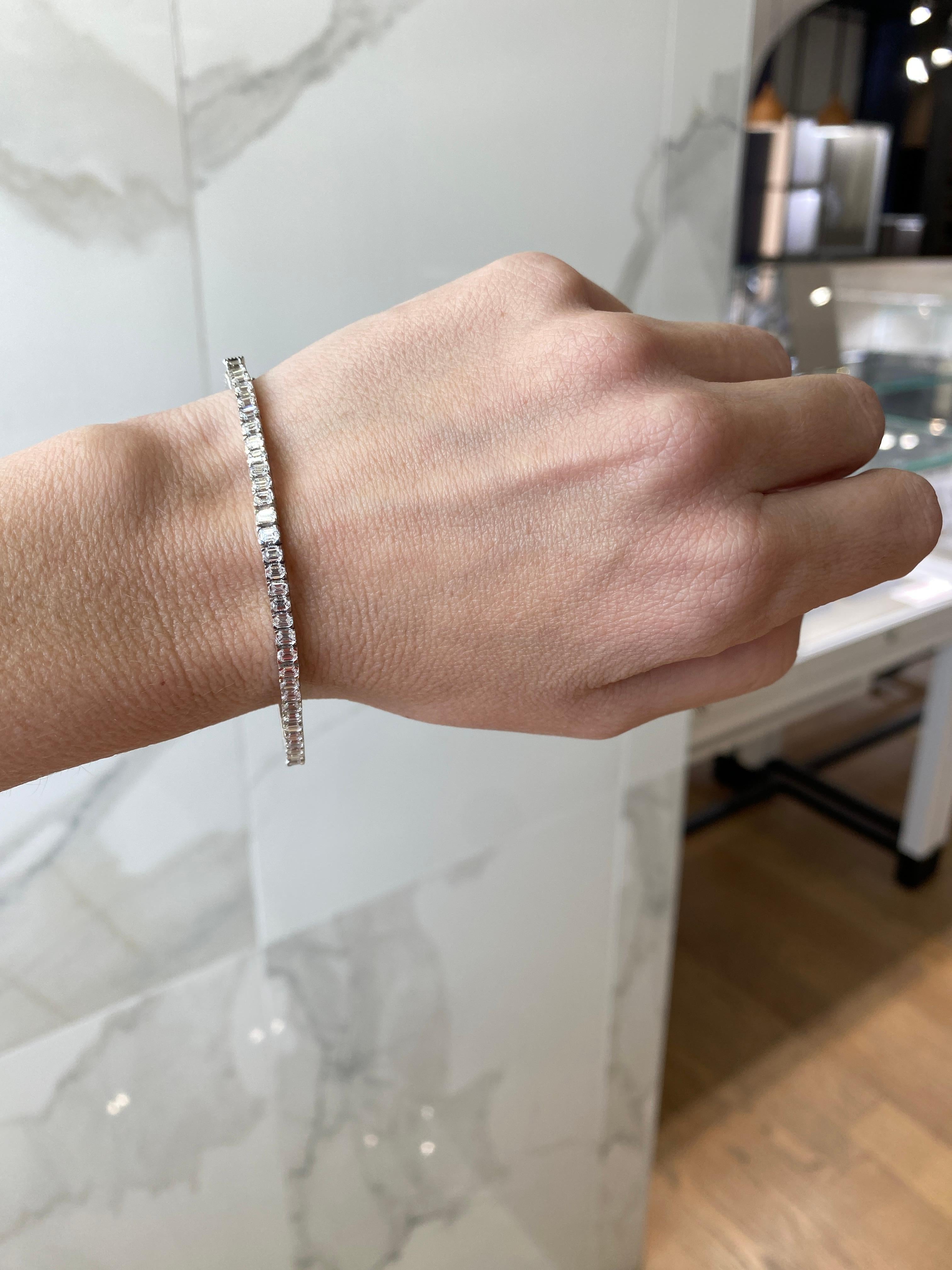 Bracelet tennis en or blanc 14 carats avec diamants taille émeraude d'un poids total de 6,00 carats en vente 3