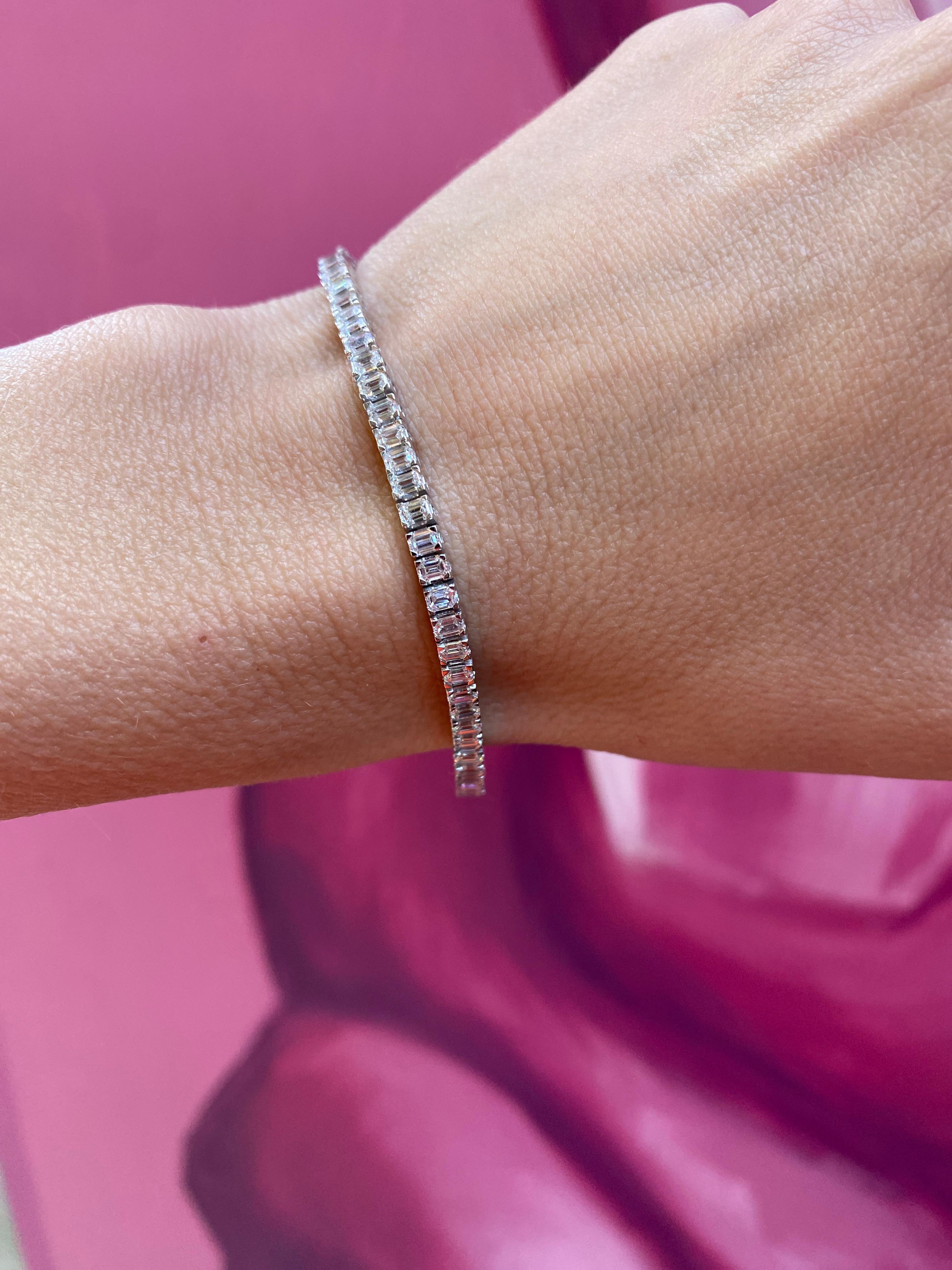 Bracelet tennis en or blanc 14 carats avec diamants taille émeraude d'un poids total de 6,00 carats en vente 4