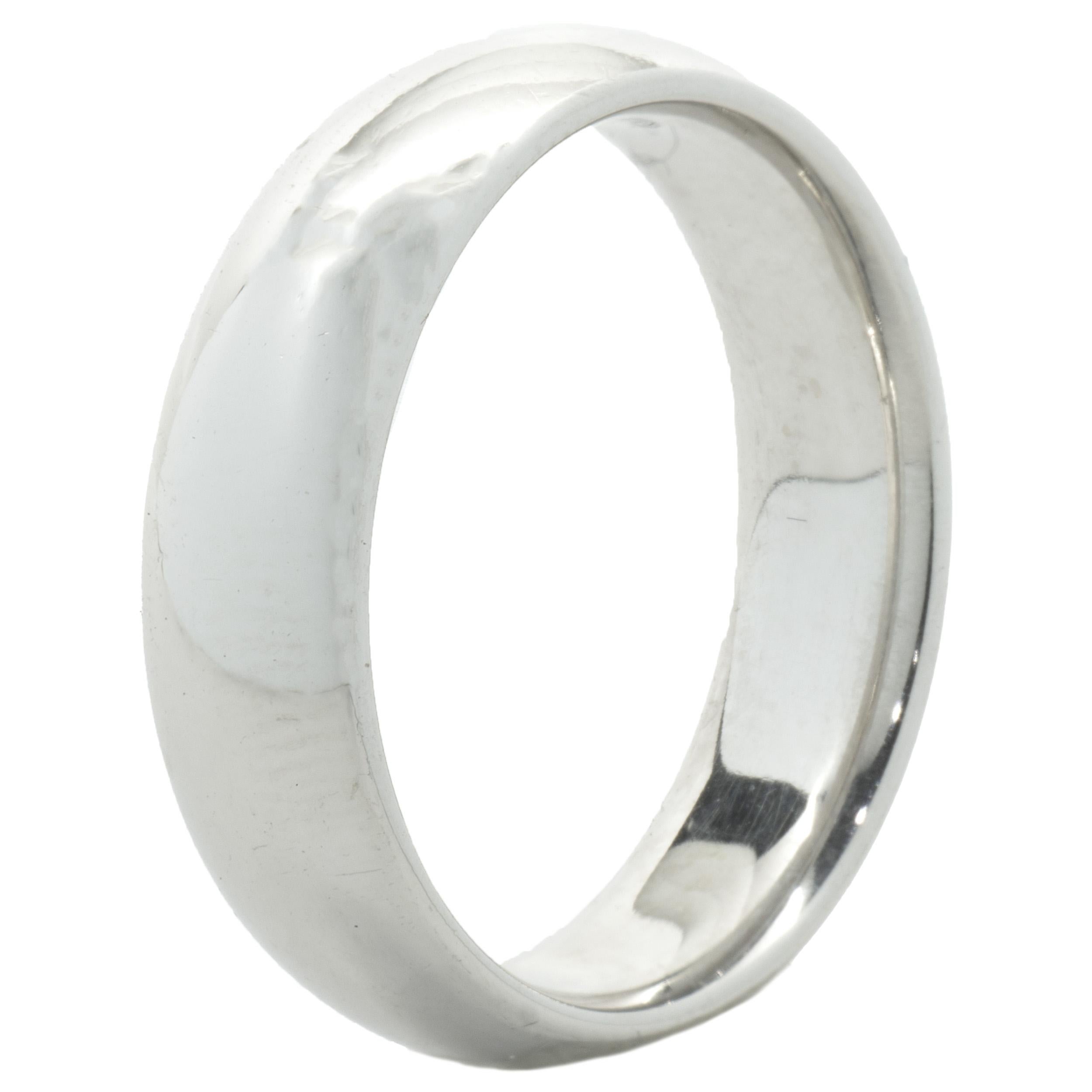 Concepteur : personnalisé
Matériau : Or blanc 14K
Dimensions : l'anneau mesure 6 mm de large
Poids :  9,16 grammes
Taille de l'anneau : 9,5 (Veuillez prévoir jusqu'à 2 jours ouvrables supplémentaires pour les demandes de taille) 