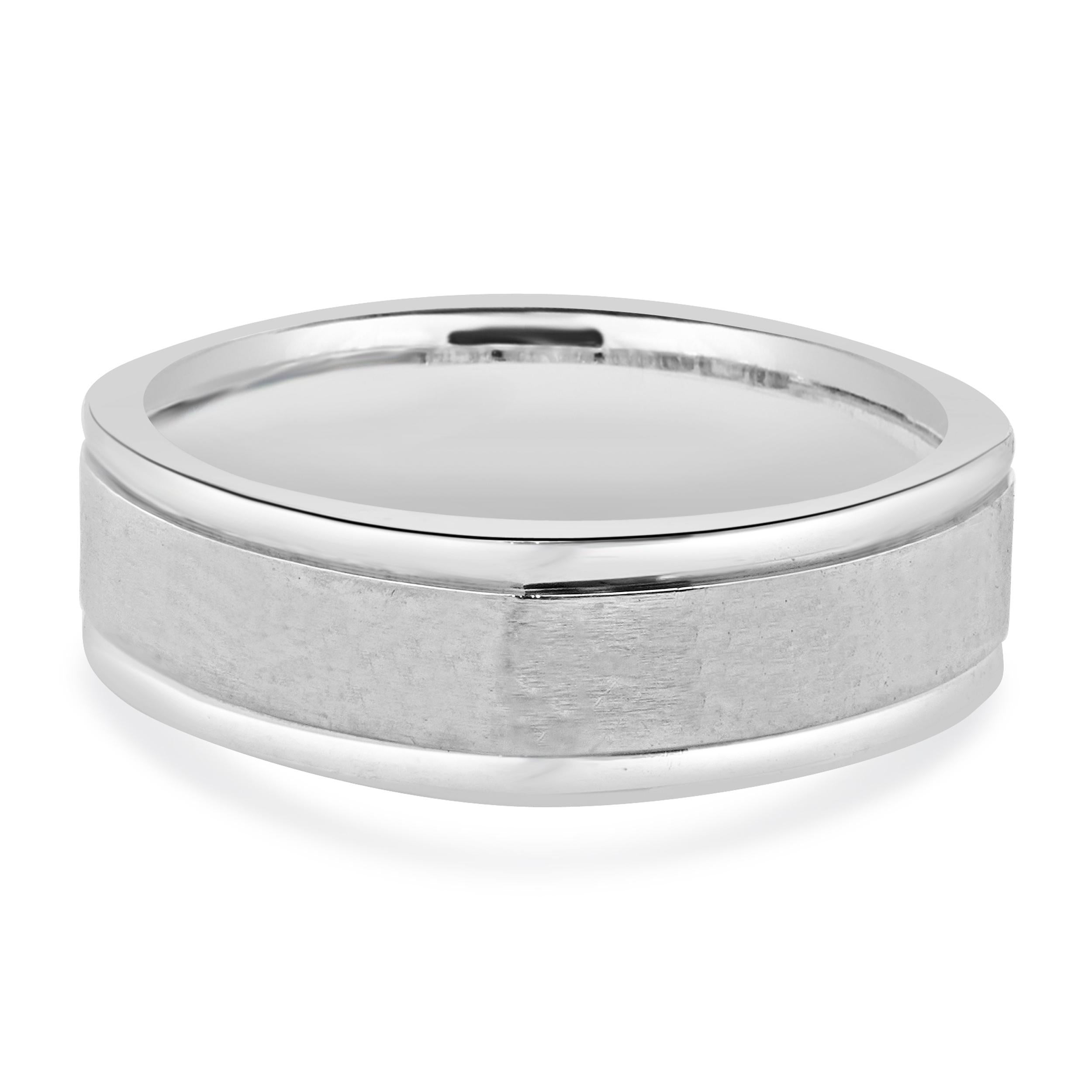 Designer: personalizzato
Materiale: oro bianco 14 carati
Dimensioni: l'anello misura 7 mm di larghezza
Peso: 10.82 grammi
Taglia: 9.75 (disponibile la taglia complementare) 
