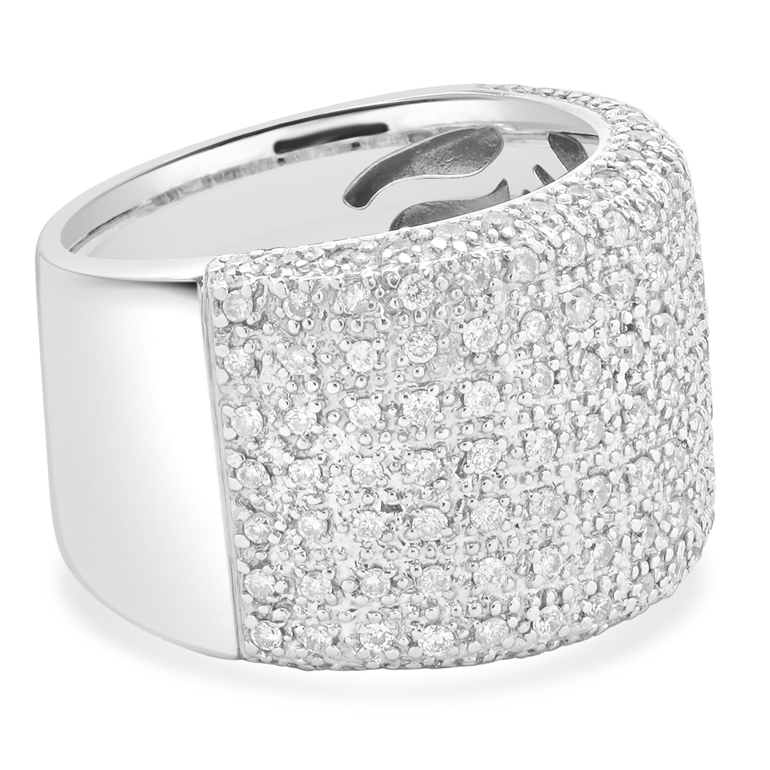 Taille ronde Bague en or blanc 14 carats à 9 rangées de diamants pavés en vente