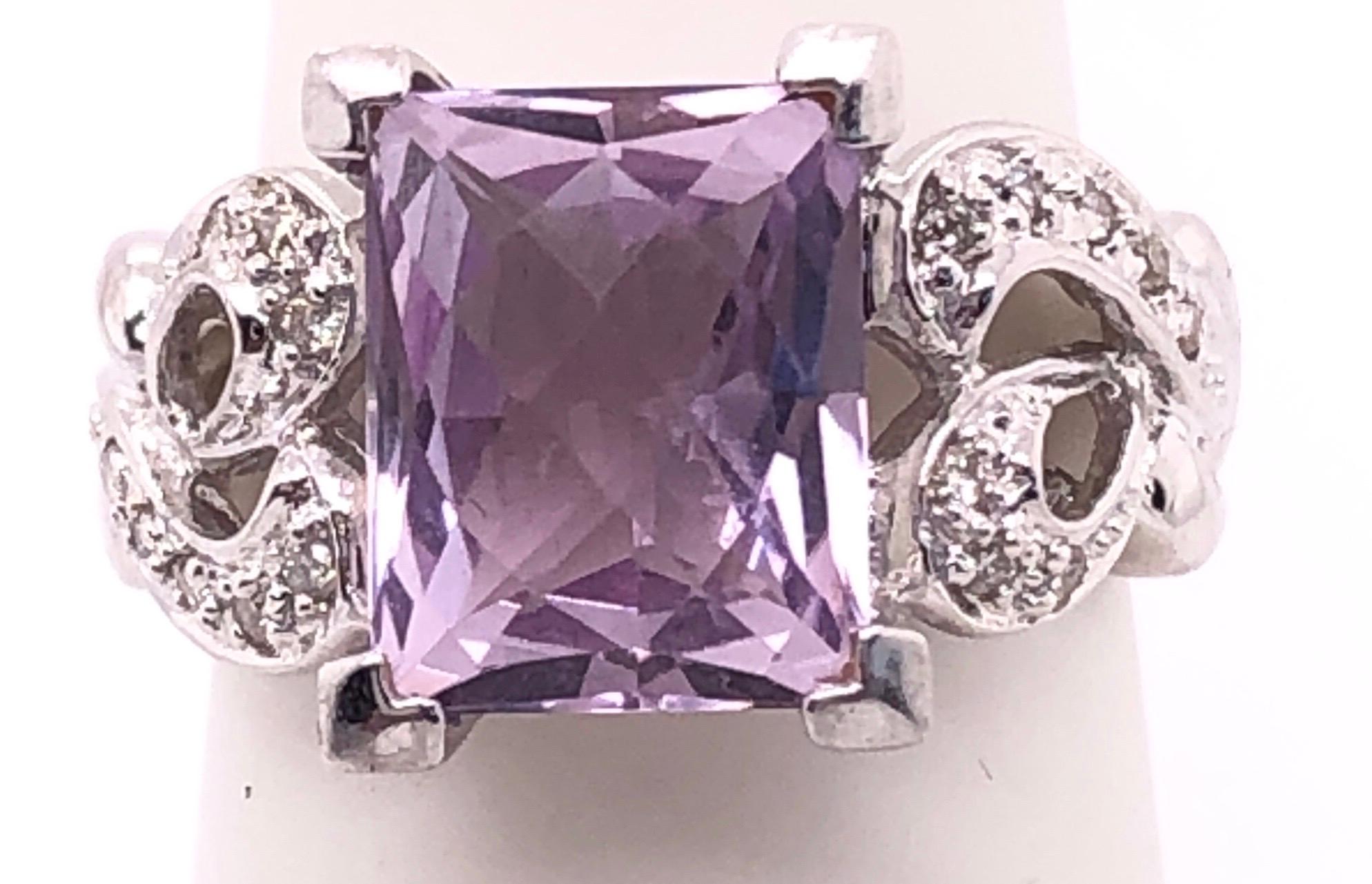 Moderno Anello solitario con ametista in oro bianco 14 carati e accenti di diamante in vendita