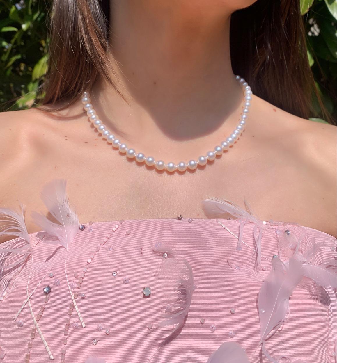 Perlenkette aus 7,7,5 mm Weißgold und Süßwasser-Zuchtperlen (Rundschliff) im Angebot