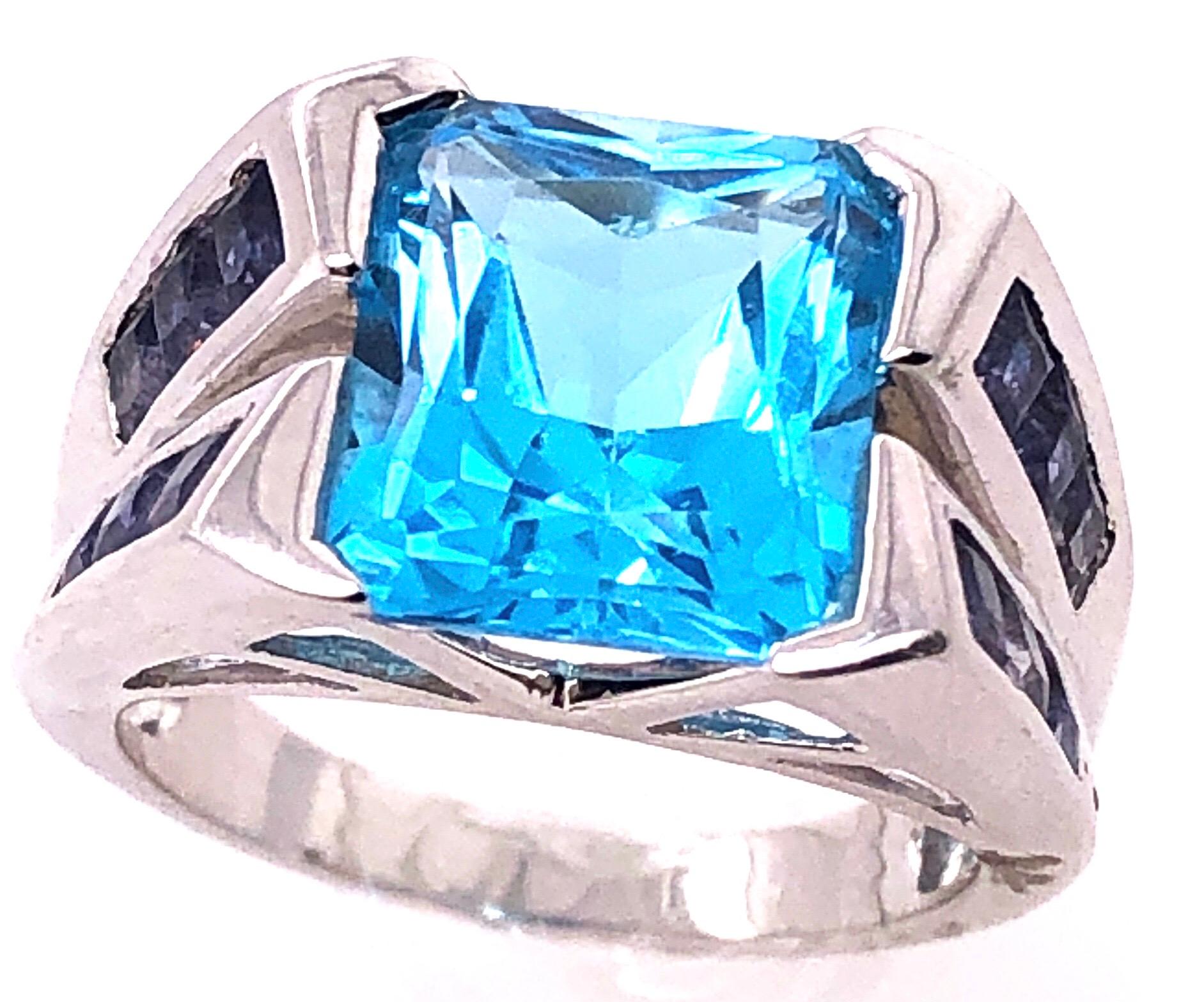 14 Karat White Gold and Blue Zirconium Ring In Good Condition For Sale In Stamford, CT