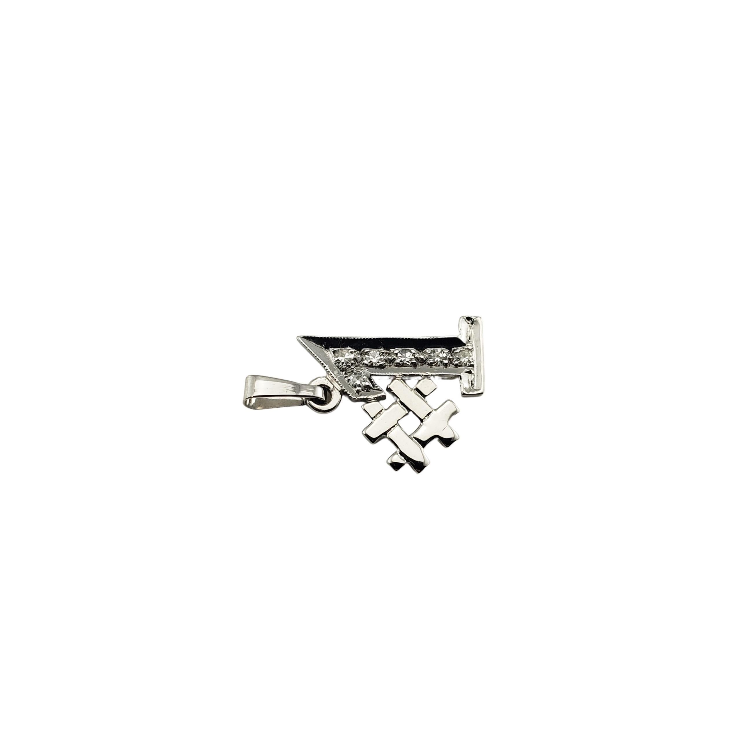 Charm #1 in oro bianco 14 carati e diamanti.

Questo scintillante ciondolo numero 1 contiene sei diamanti rotondi a taglio singolo incastonati nel classico oro bianco 14 carati.  

Peso totale approssimativo dei diamanti:  .06 ct.

Colore del