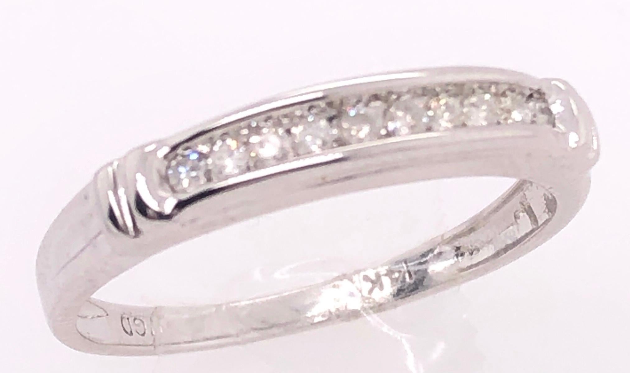 Anello in oro bianco 14 carati con diamanti 0,25 Peso totale dei diamanti.
Dimensione 7
2,47 grammi di peso totale.