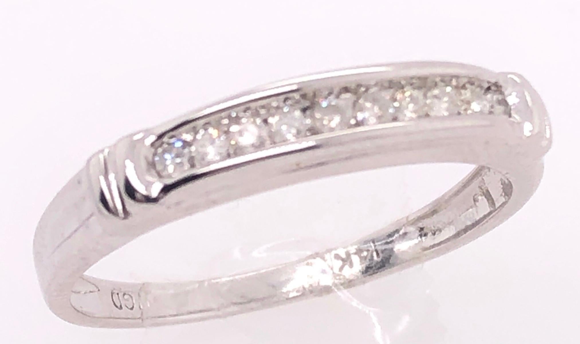 14 Karat White Gold Band / Bridal Ring with Diamonds 0.25 Total Diamond Weight.
Size 7
2.47 grams total weight.