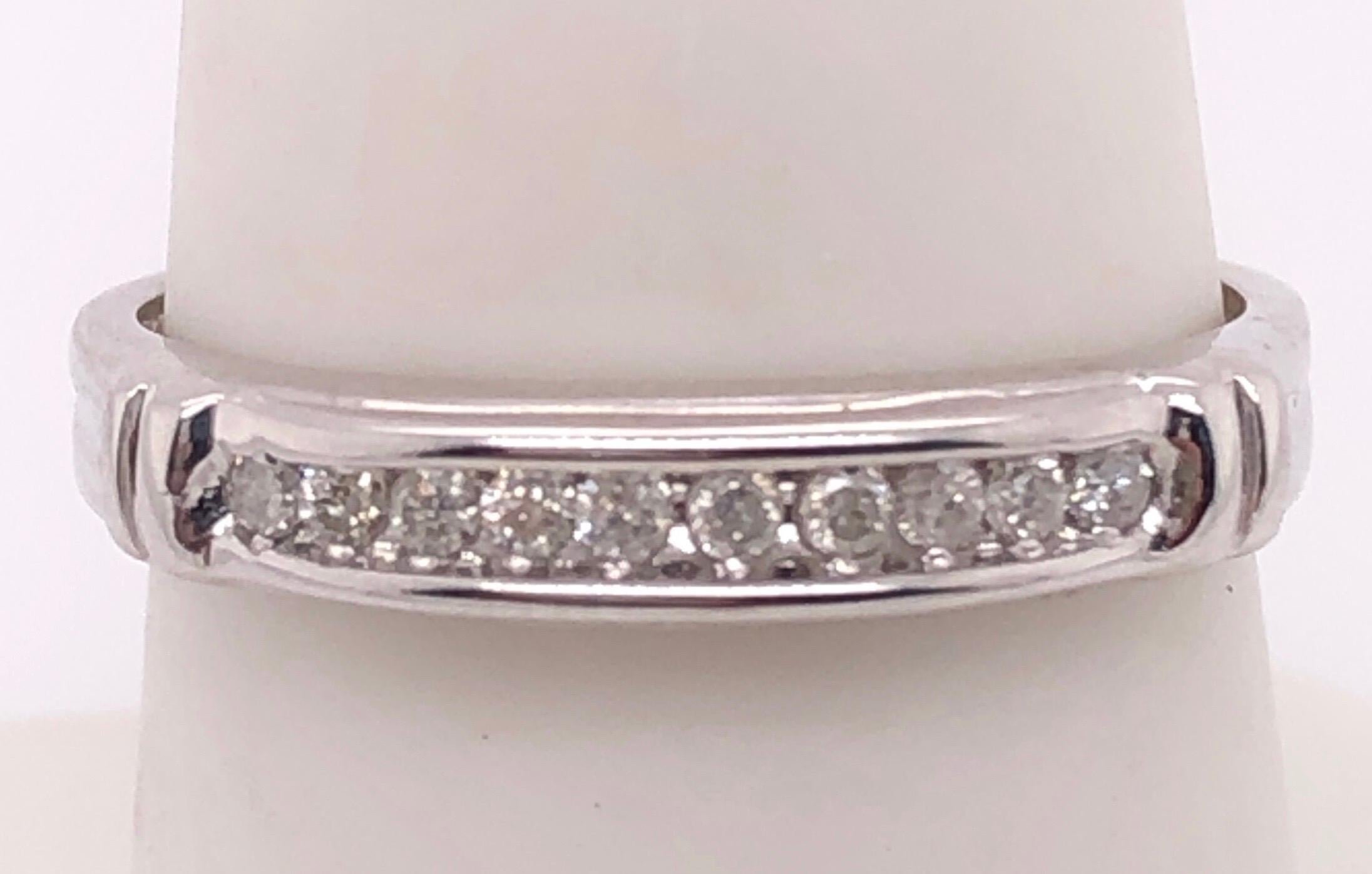 Round Cut 14 Karat White Gold and Diamond Band / Bridal Ring 0.25 TDW For Sale