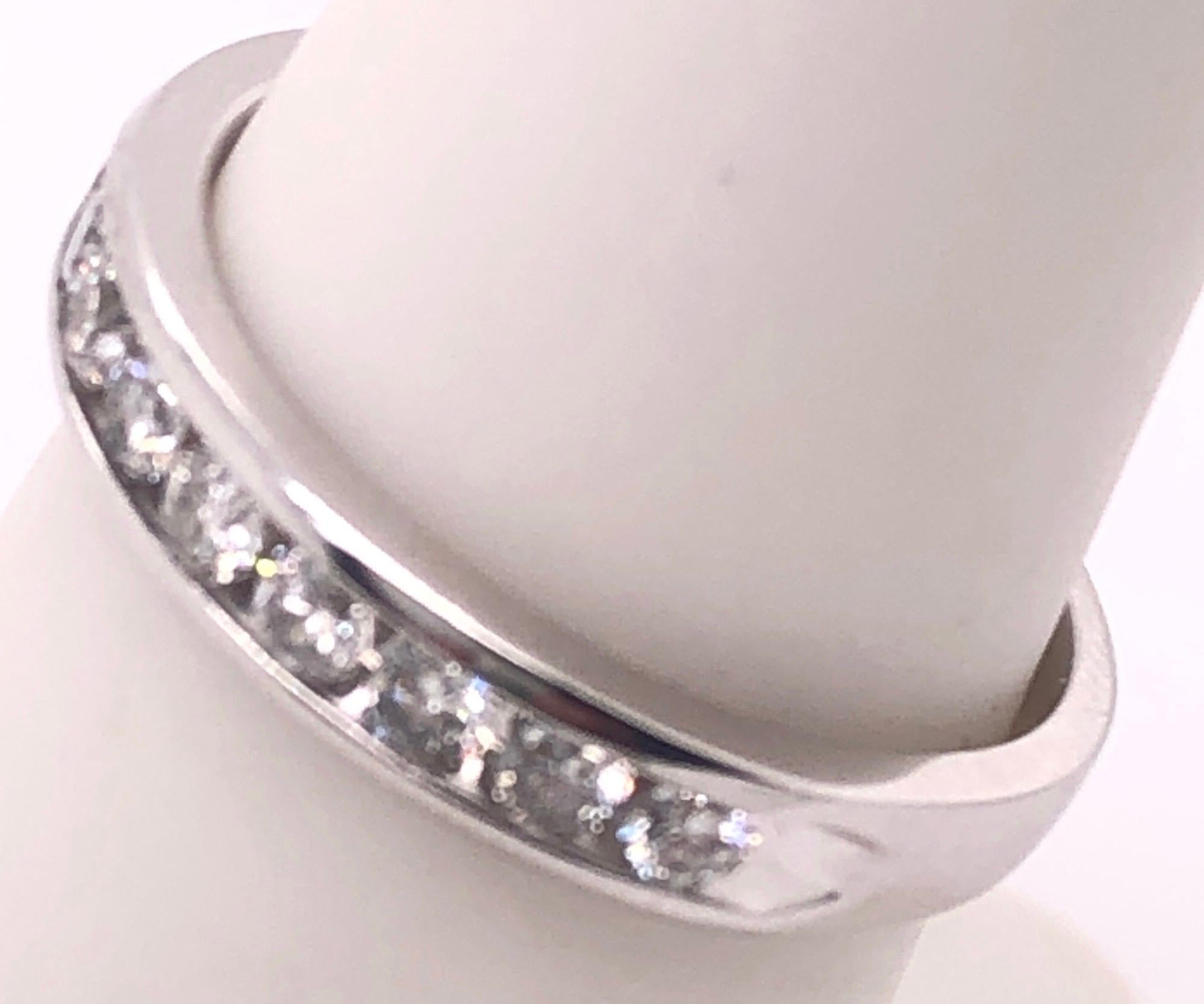bague de mariée/bandeau en or blanc 14 carats avec diamants.
Taille 6
2.poids total de 4 grammes.