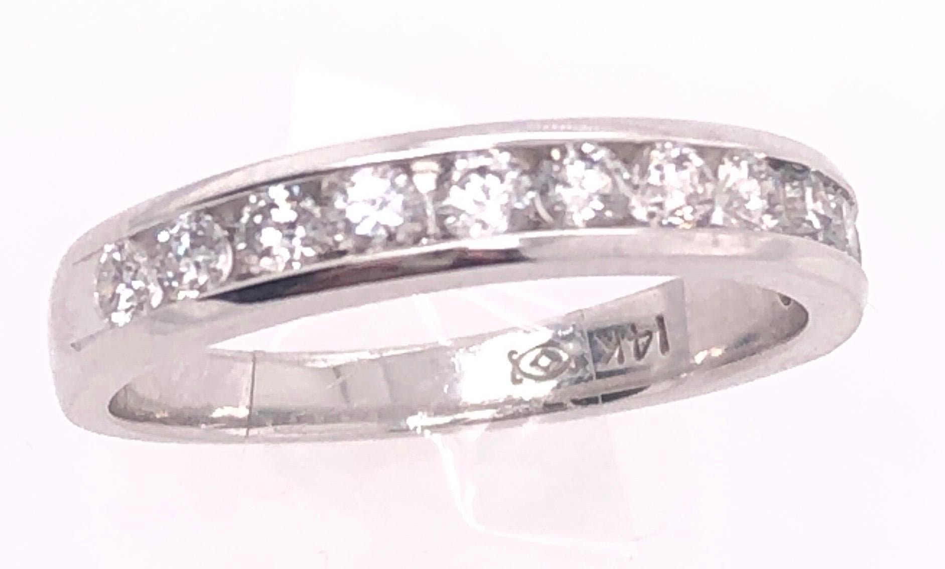 Moderne Anneau de mariage en or blanc 14 carats et diamants en vente