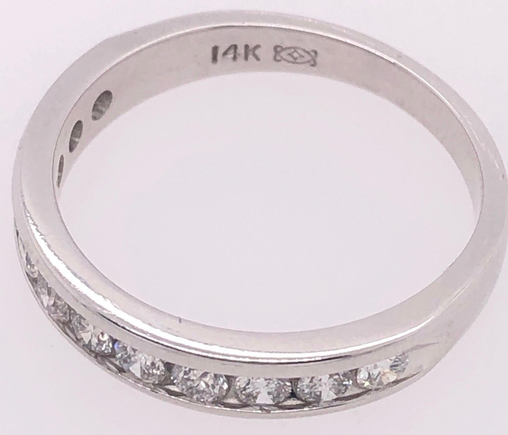 Taille ronde Anneau de mariage en or blanc 14 carats et diamants en vente