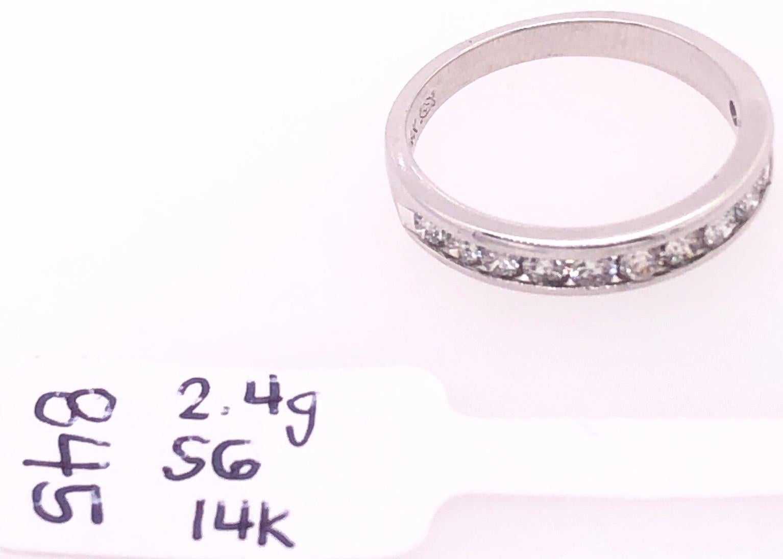Anneau de mariage en or blanc 14 carats et diamants Bon état - En vente à Manhasset, NY