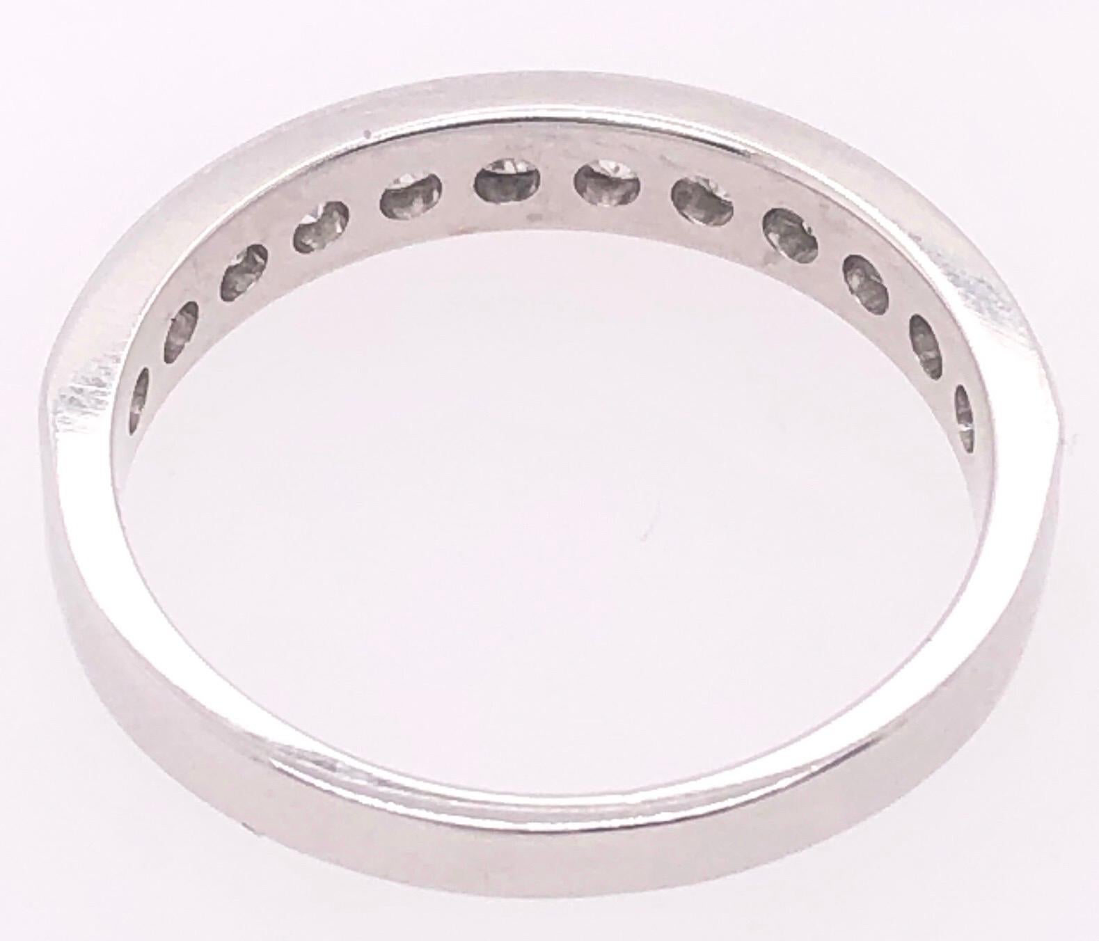 Anneau de mariage en or blanc 14 carats et diamants en vente 1