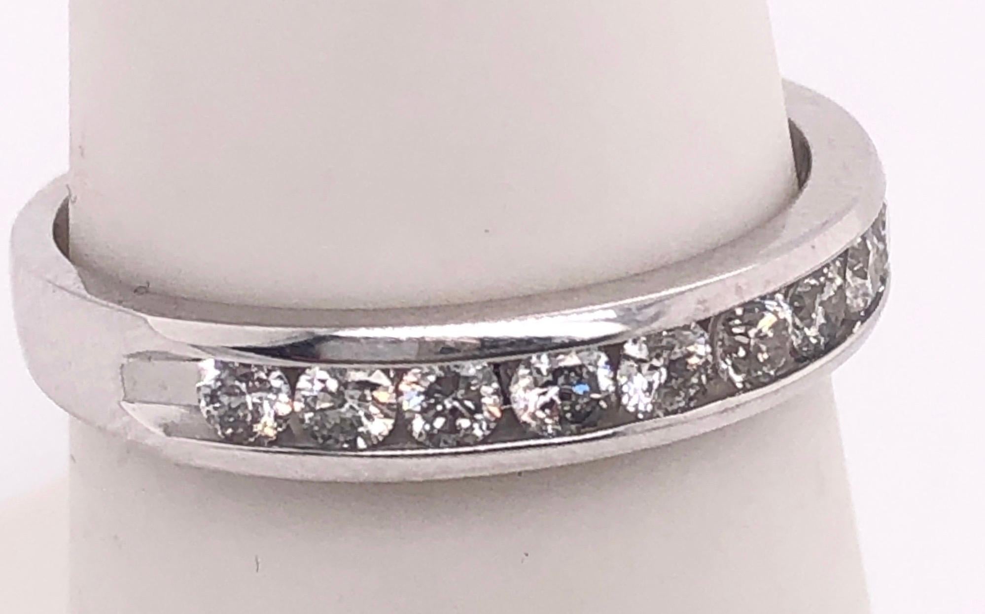 Anneau de mariage en or blanc 14 carats et diamants en vente 2