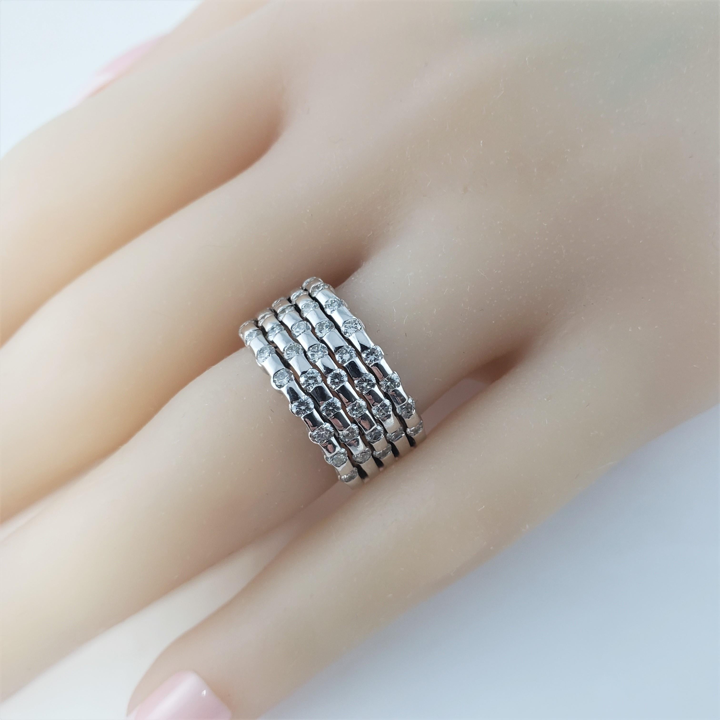 Anello a fascia in oro bianco 14 carati e diamanti in vendita 2