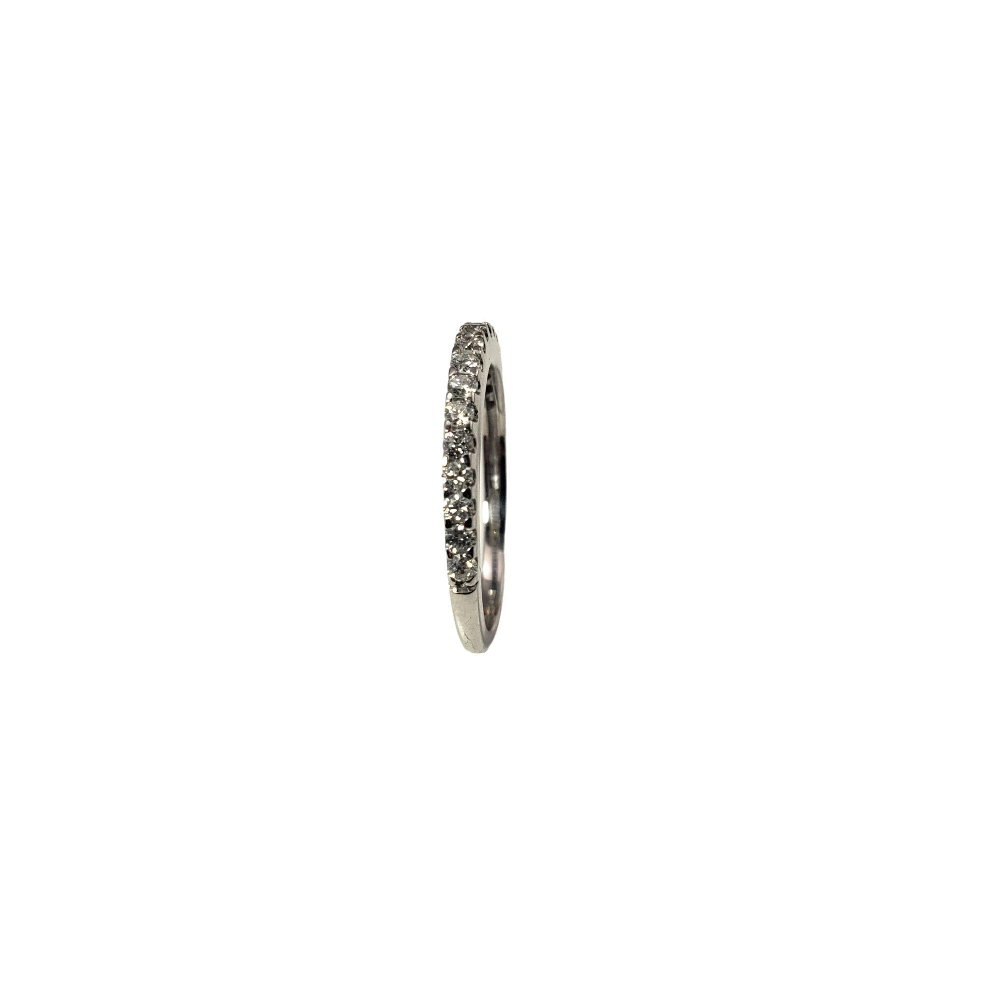 14 Karat White Gold and Diamond Band Ring In Good Condition For Sale In Washington Depot, CT