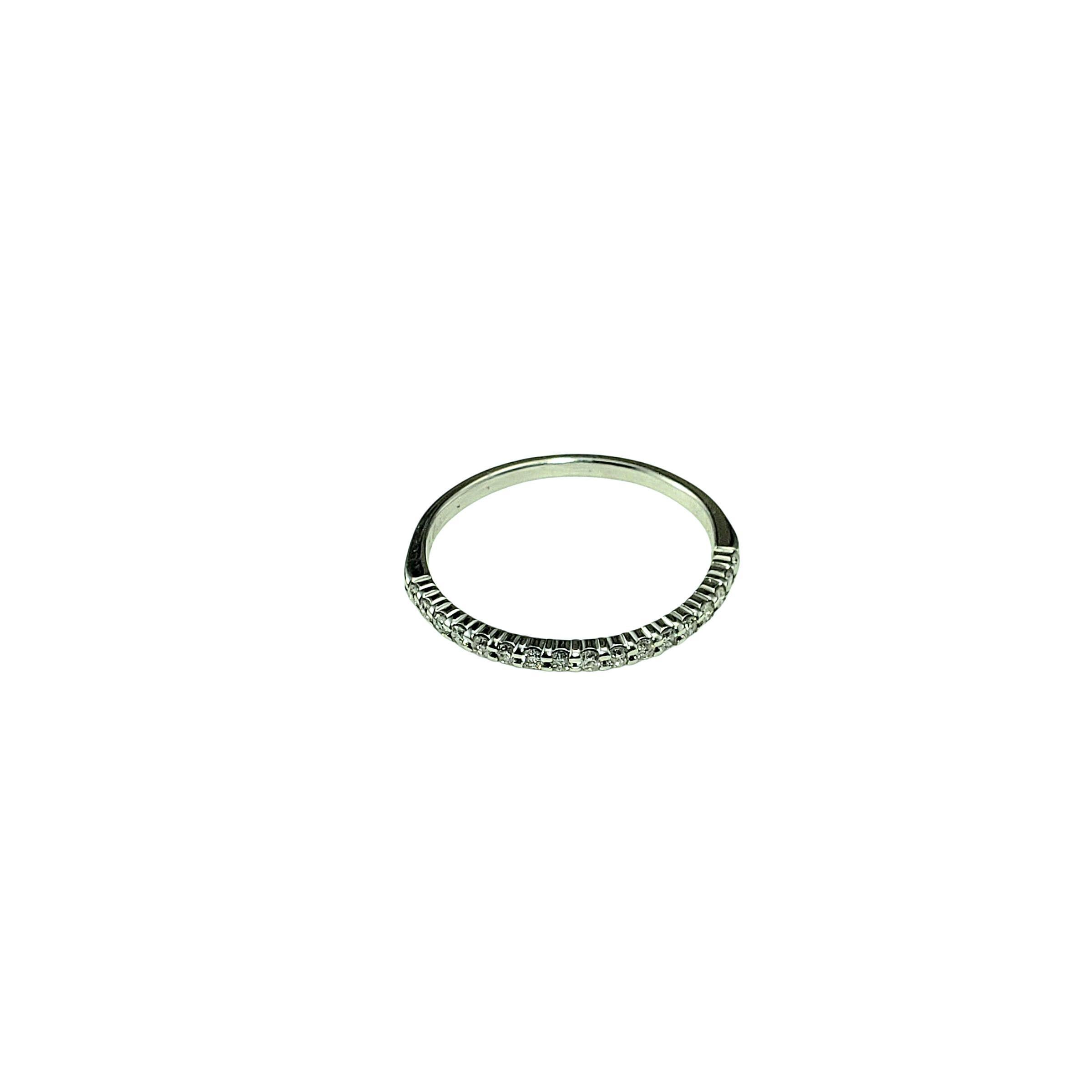 Anillo de oro blanco de 14 quilates y diamantes talla 5.25-5.5

Refinada y elegante, esta delicada banda presenta 17 diamantes redondos de talla brillante engastados en oro blanco clásico de 14 quilates. Su silueta minimalista la hace perfecta para